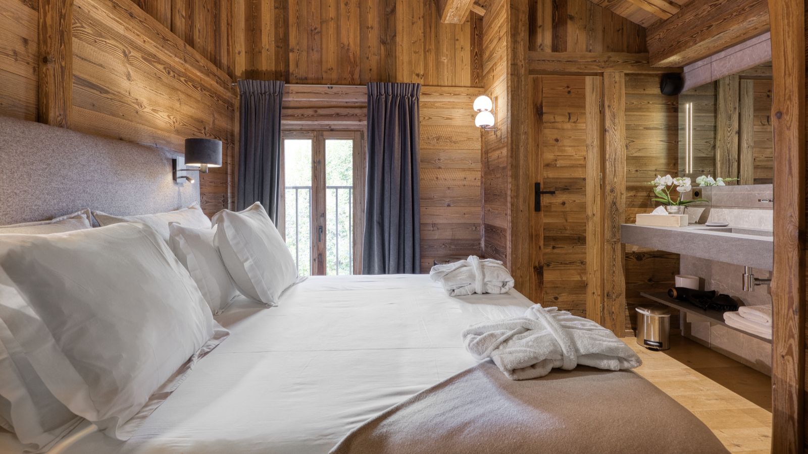 Luxury-ski-chalet des Soeurs -oxford-ski company-Guest bedroom (2).jpg