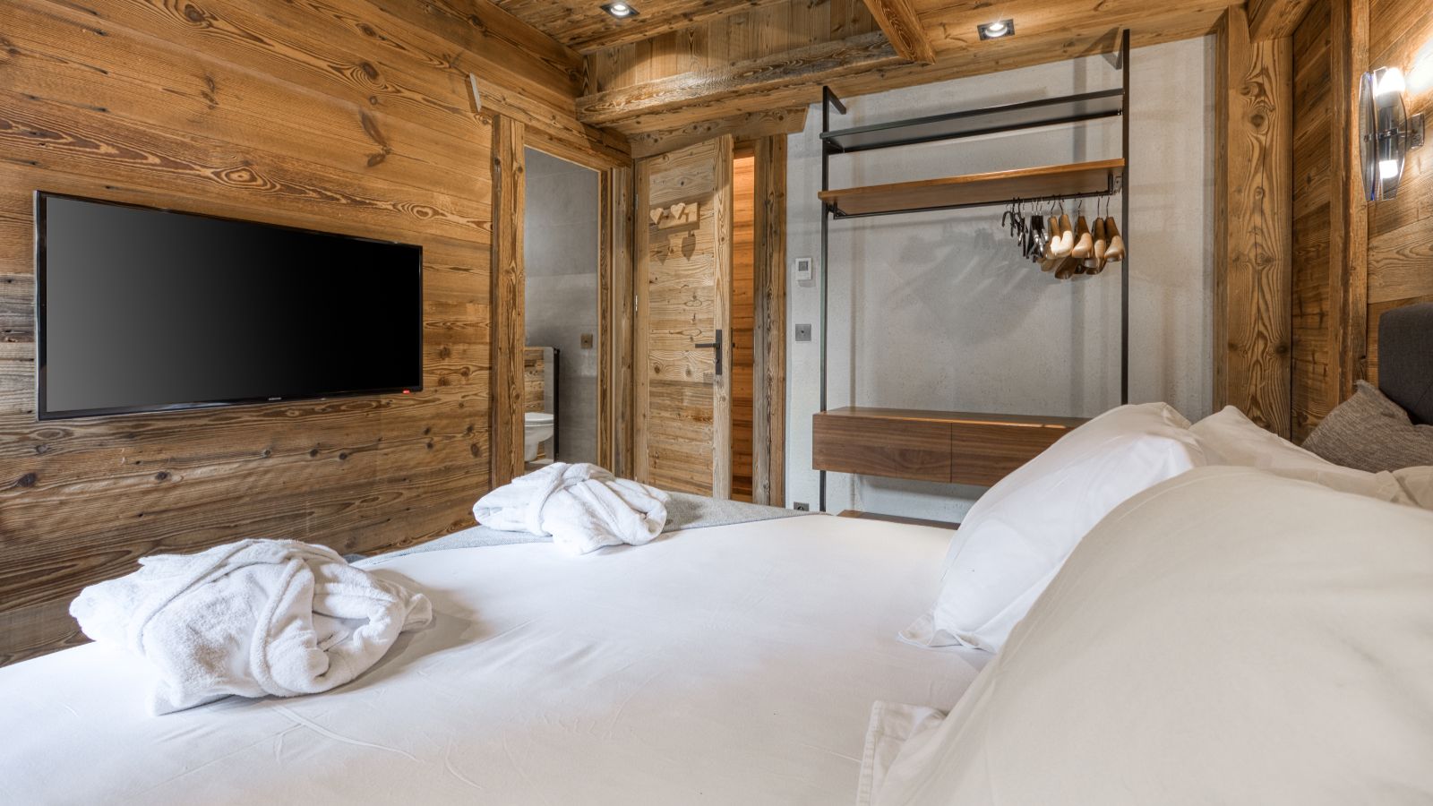 Luxury-ski-chalet des Soeurs -oxford-ski company-Guest bedroom (4).jpg