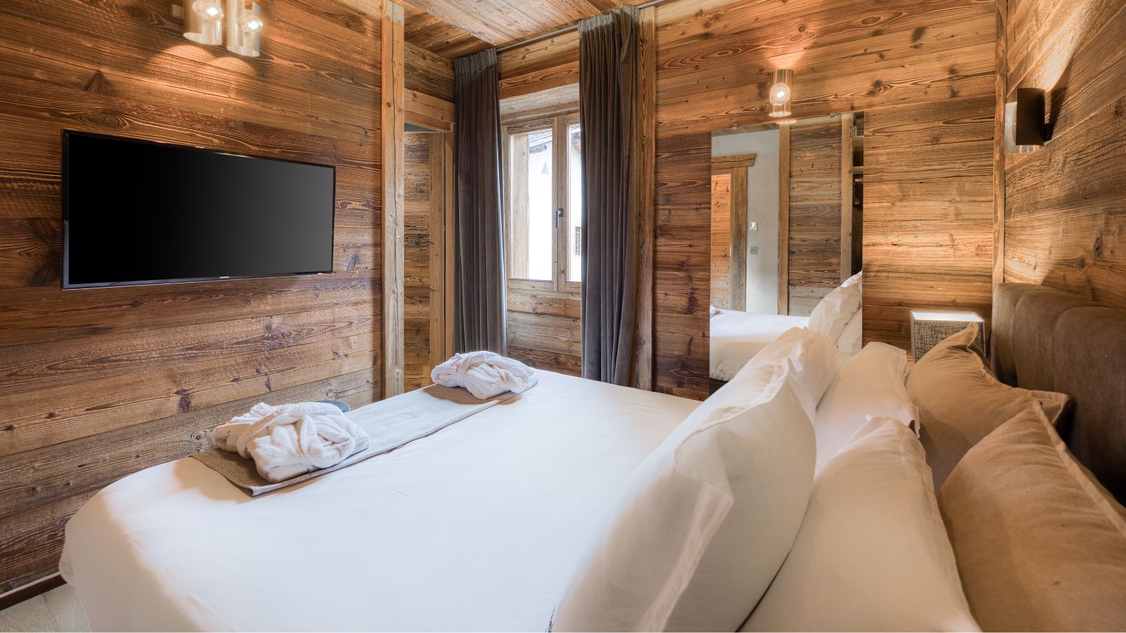 Luxury-ski-chalet des Soeurs -oxford-ski company-Guest bedroom (6).jpg