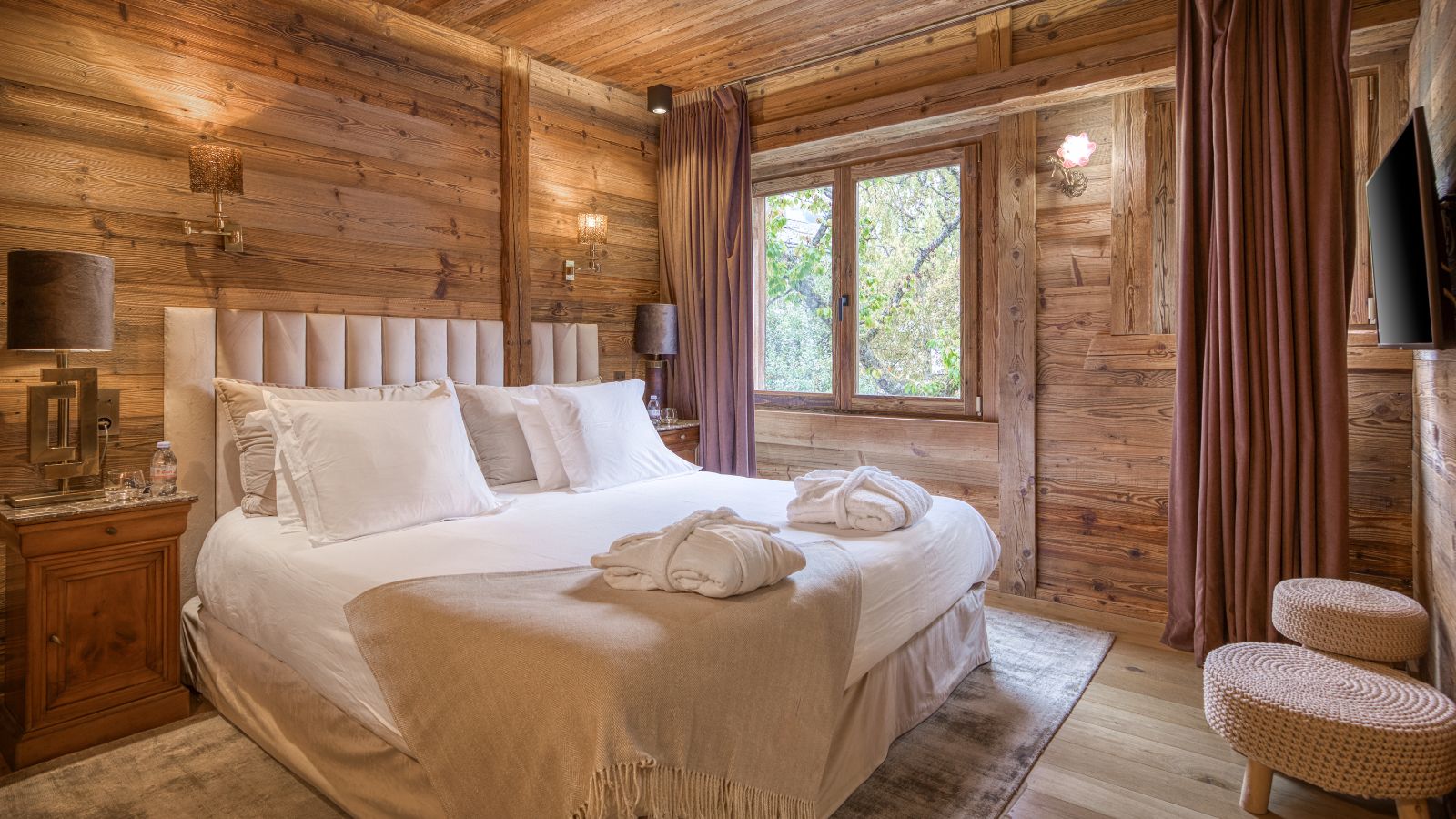 Luxury-ski-chalet des Soeurs -oxford-ski company-Guest bedroom (7).jpg