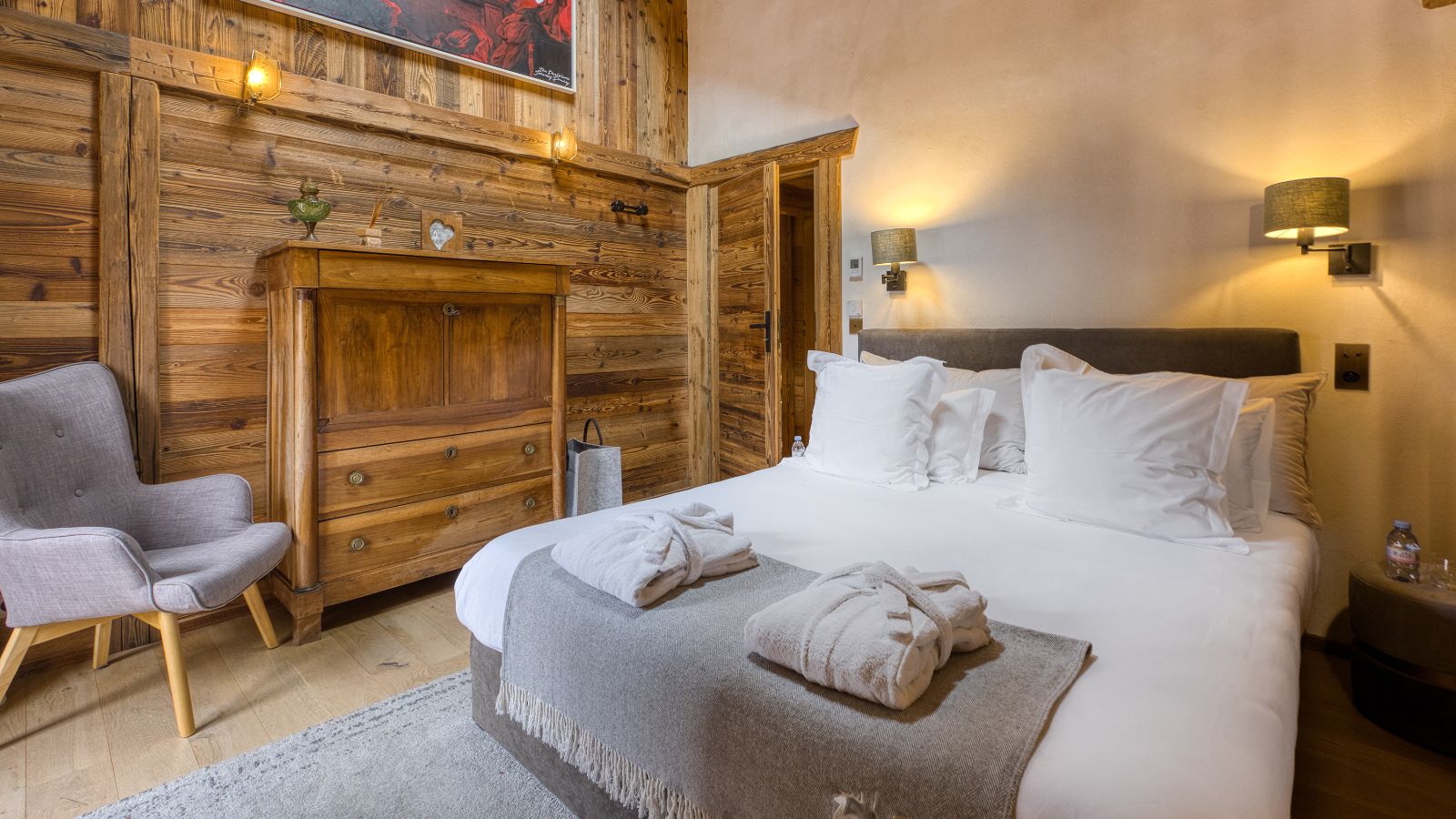 Luxury-ski-chalet des Soeurs -oxford-ski company-Guest bedroom.jpg