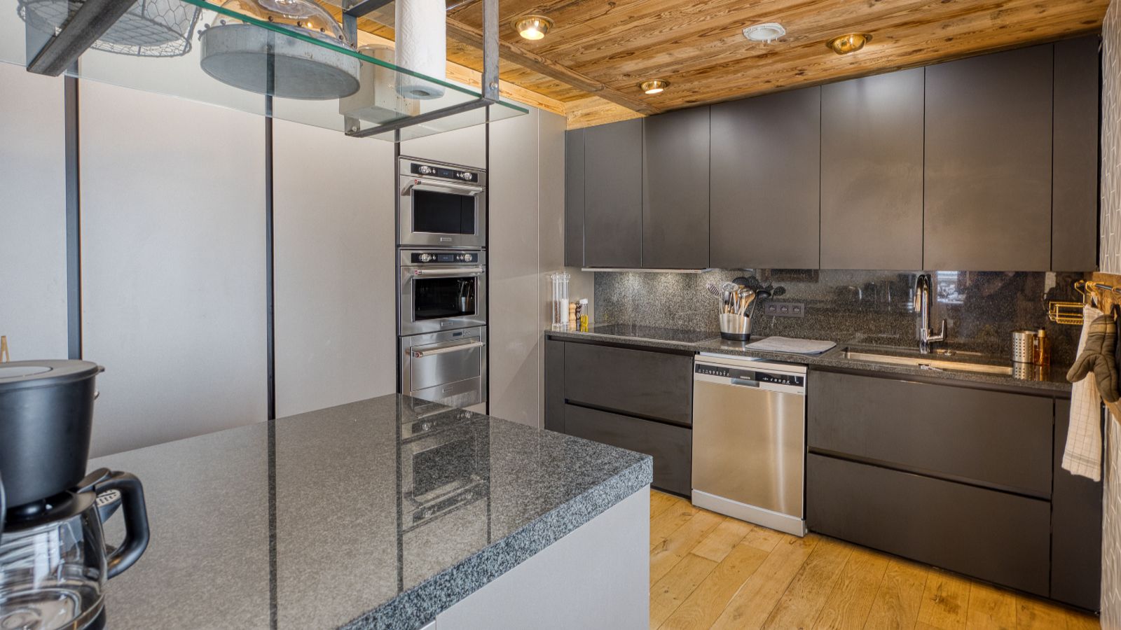 Luxury-ski-chalet des Soeurs -oxford-ski company-Kitchen.jpg