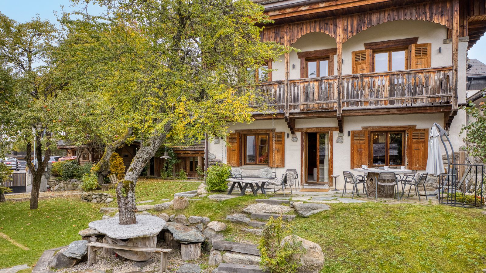 Luxury-ski-chalet des Soeurs -oxford-ski company-Outdoor spaces.jpg