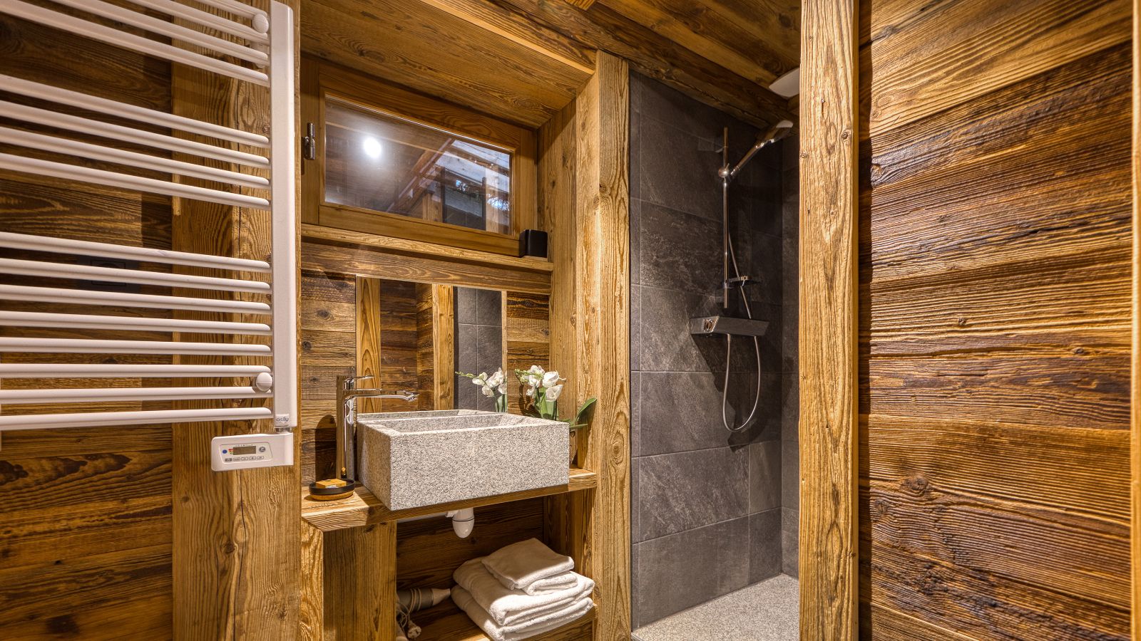 Luxury-ski-chalet du Renne oxford-sk-BR7-Shower room.jpg