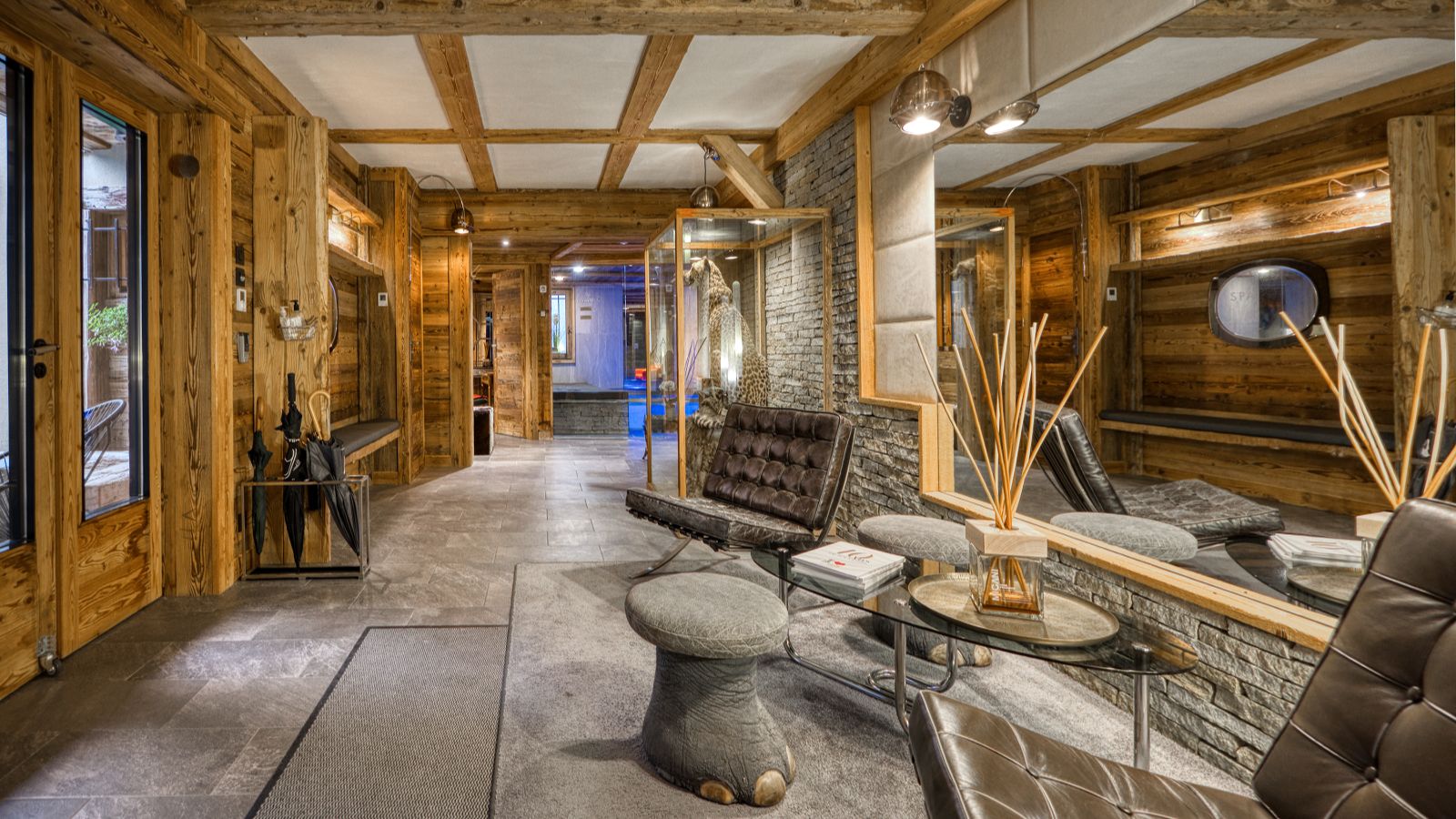 Luxury-ski-chalet du Renne oxford-sk-Entrance.jpg
