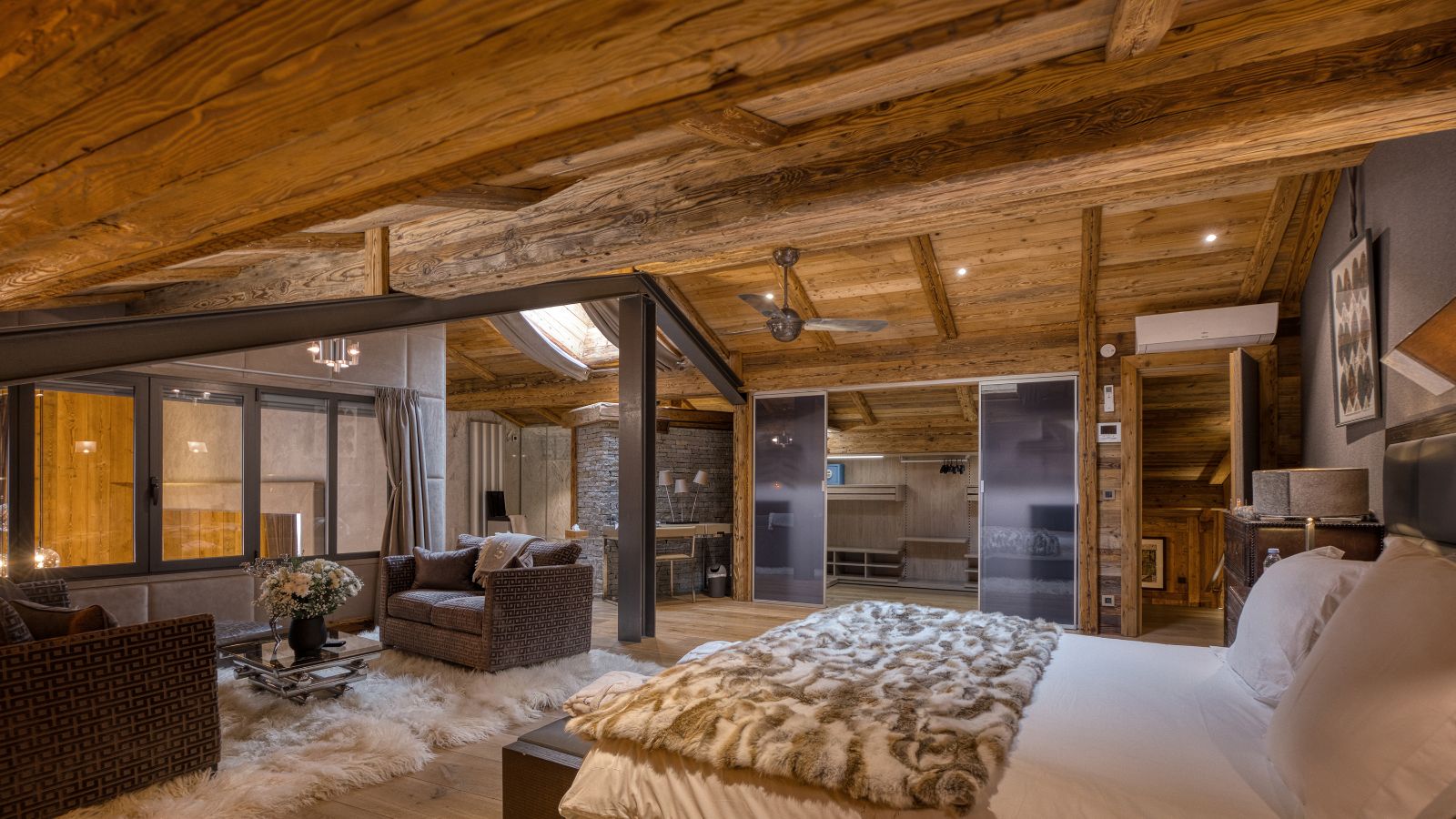 Luxury-ski-chalet du Renne oxford-sk-Primary bedroom (2).jpg