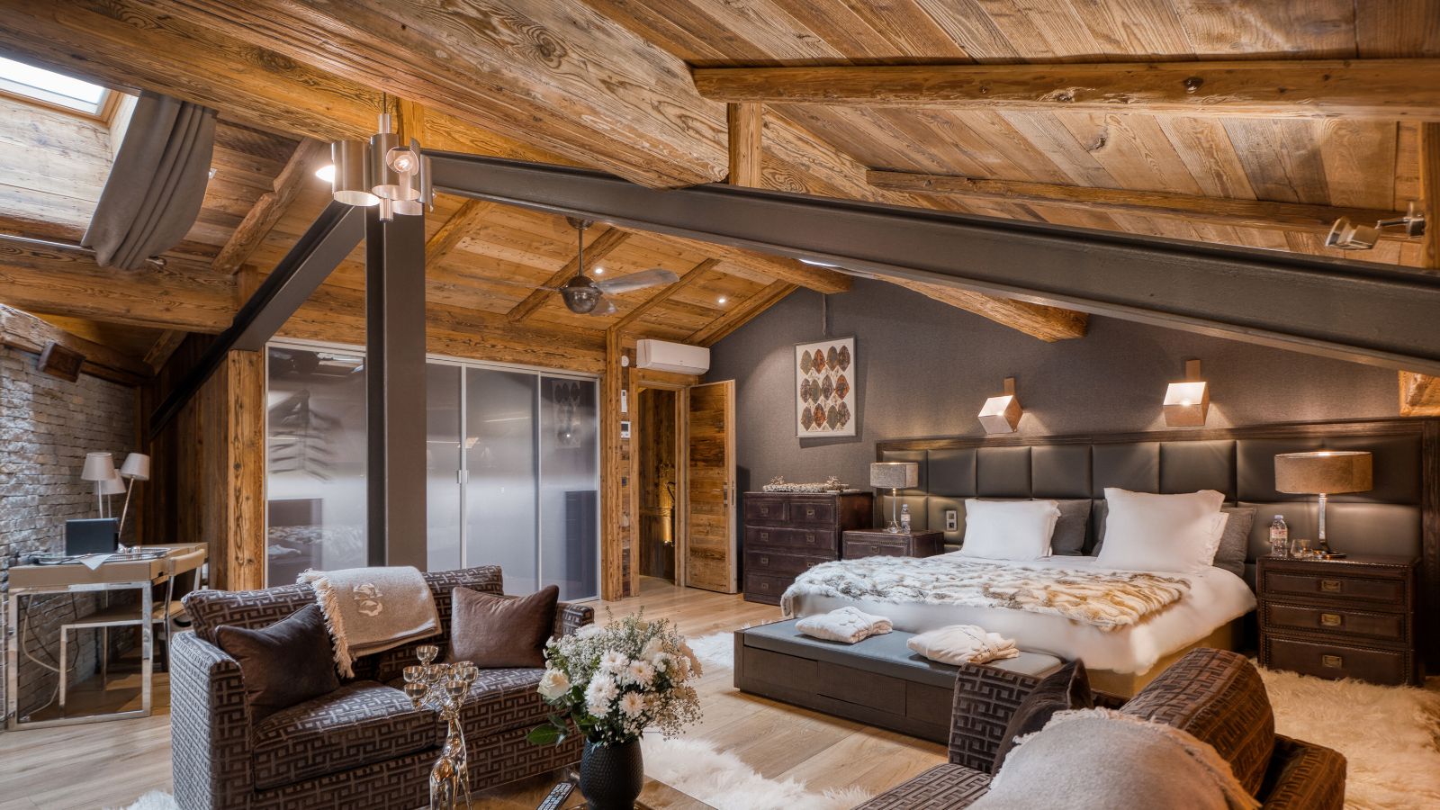 Luxury-ski-chalet du Renne oxford-sk-Primary bedroom.jpg