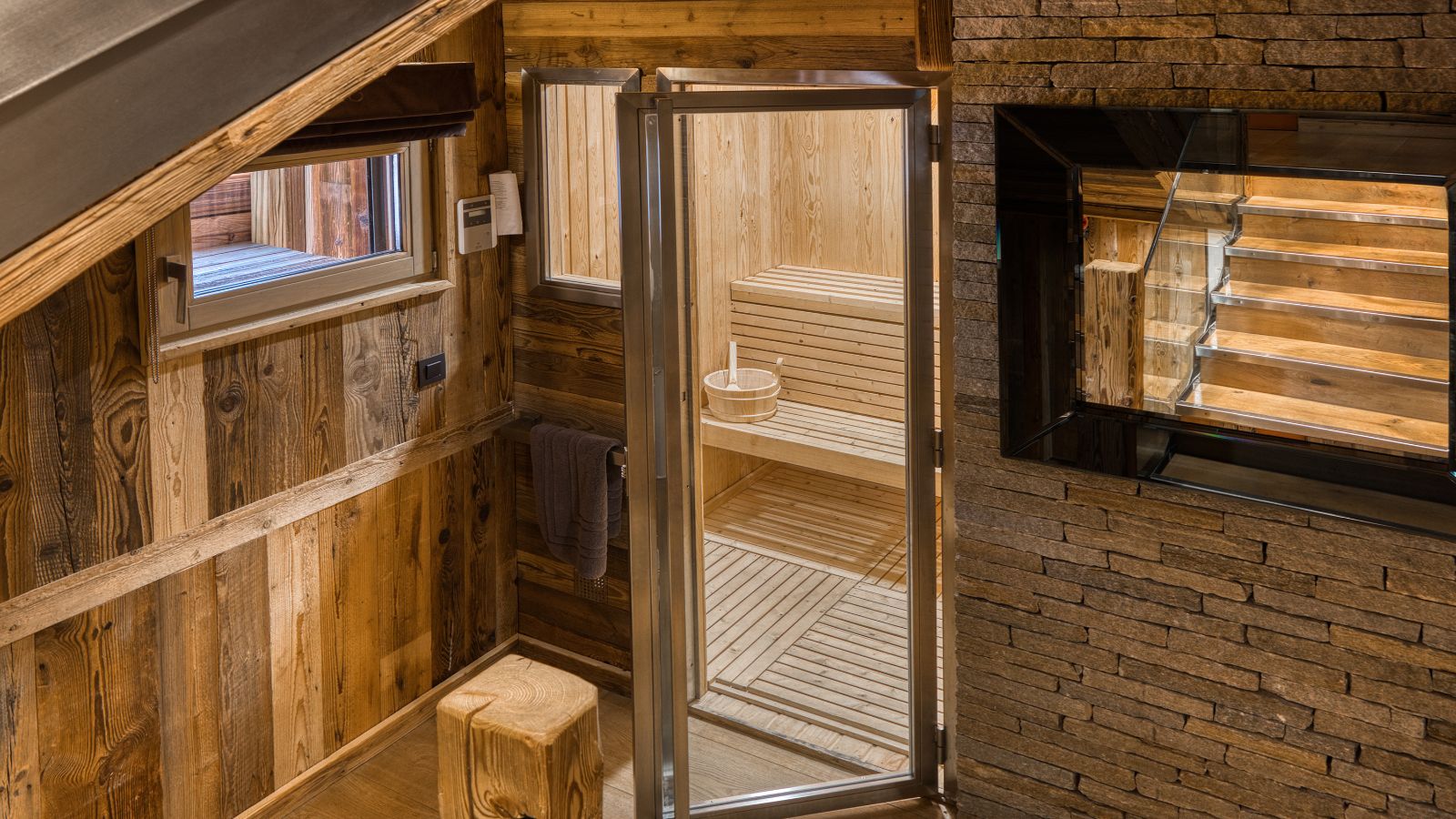 Luxury-ski-chalet du Renne oxford-sk-Sauna.jpg