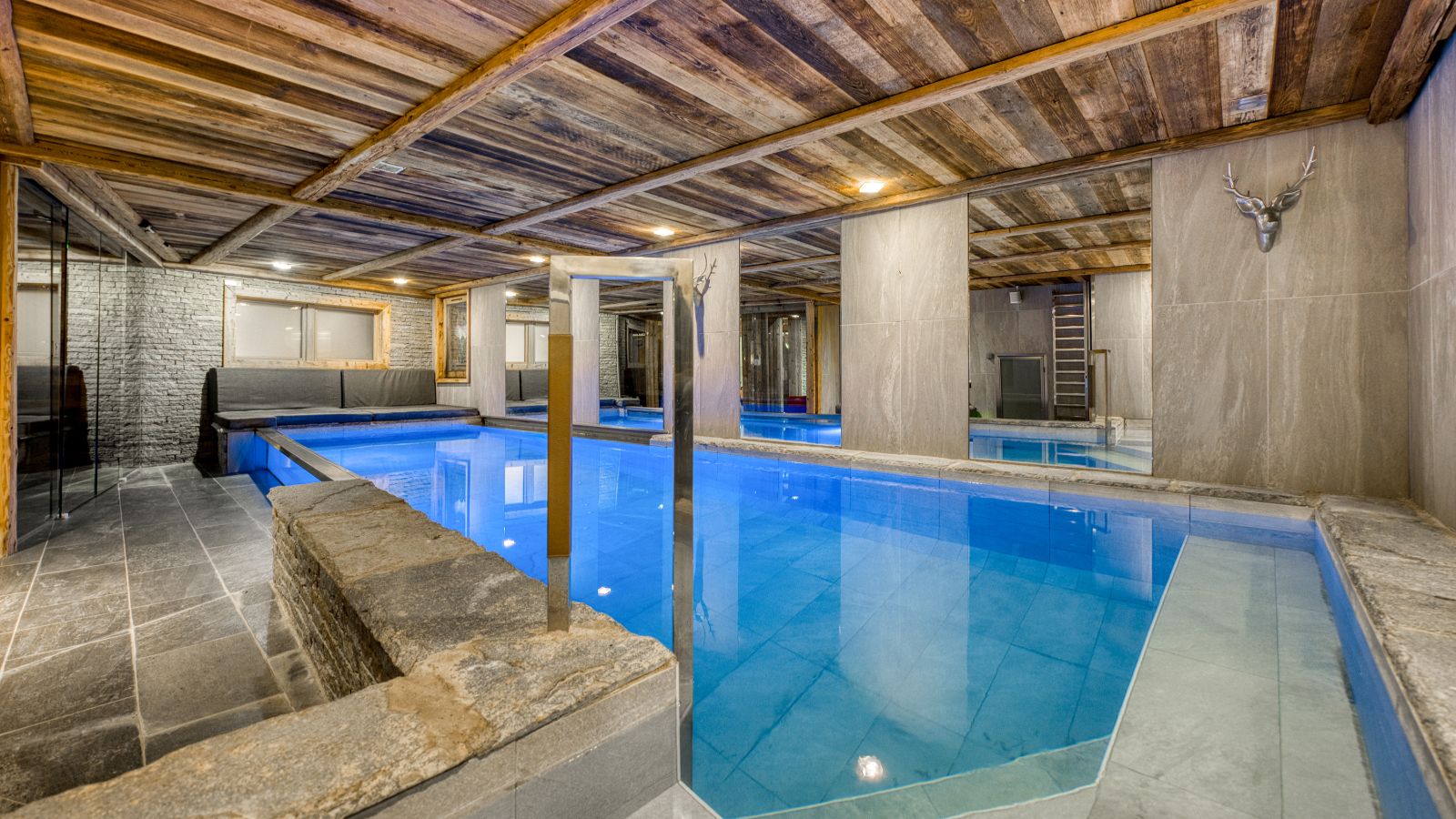 Luxury-ski-chalet du Renne oxford-sk-Swimming pool.jpg