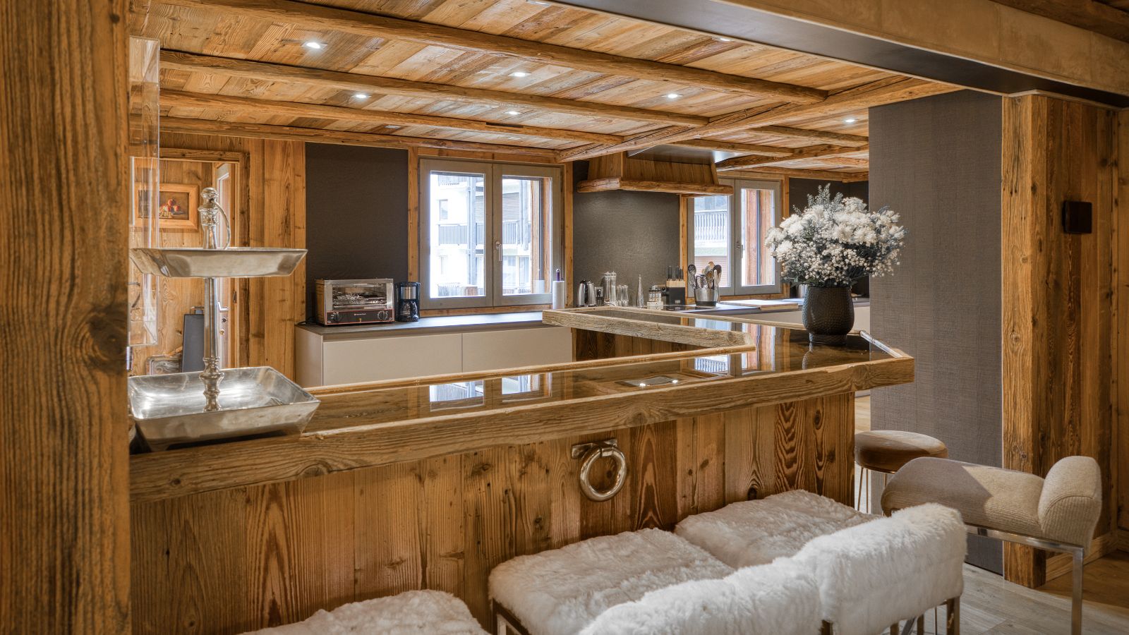 Luxury-ski-chalet du Renne oxford-sk 09-Bar.jpg