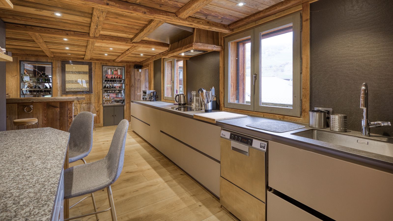 Luxury-ski-chalet du Renne oxford-sk 11-Kitchen.jpg