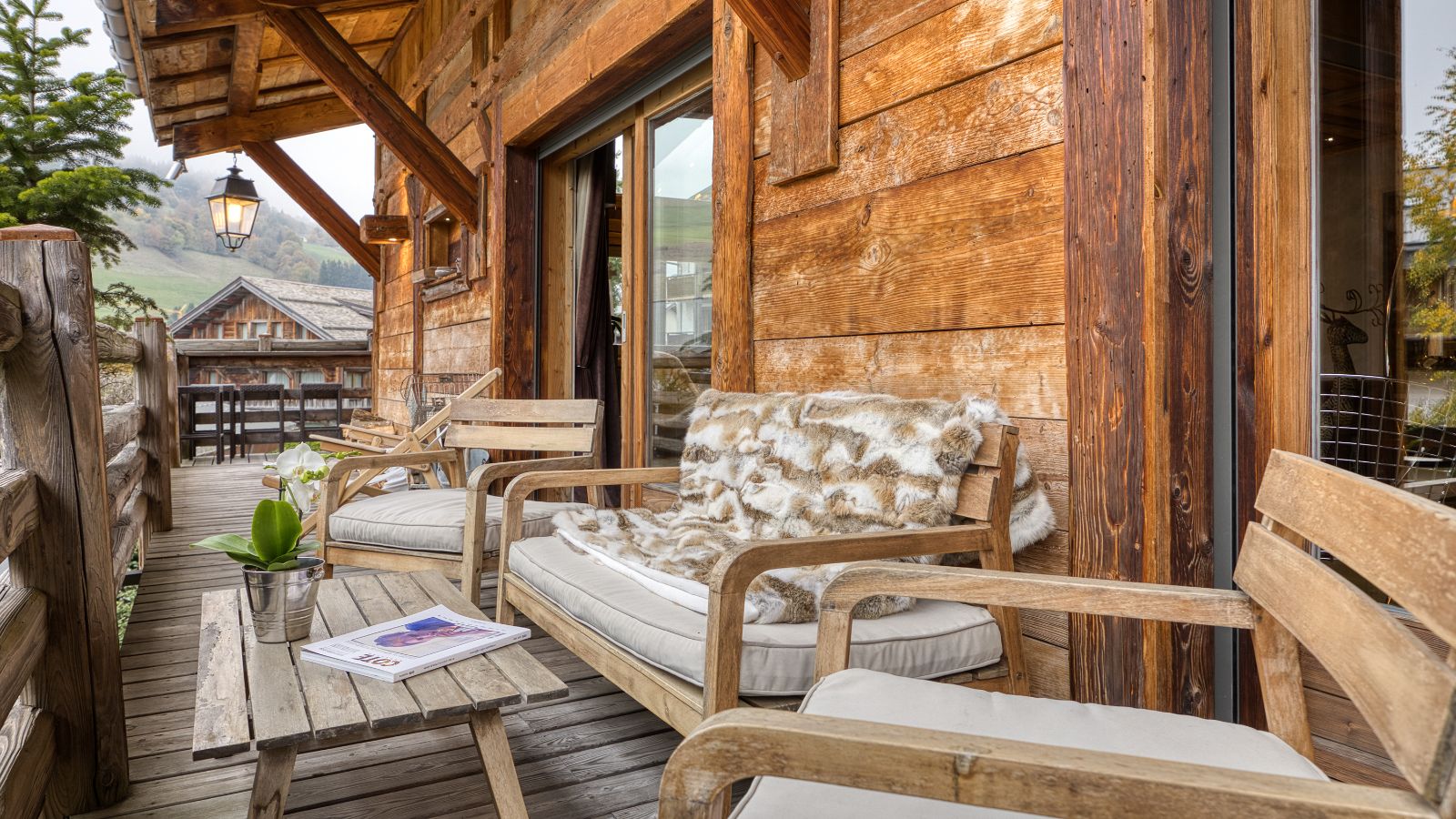 Luxury-ski-chalet du Renne oxford-sk 12-Terrace.jpg