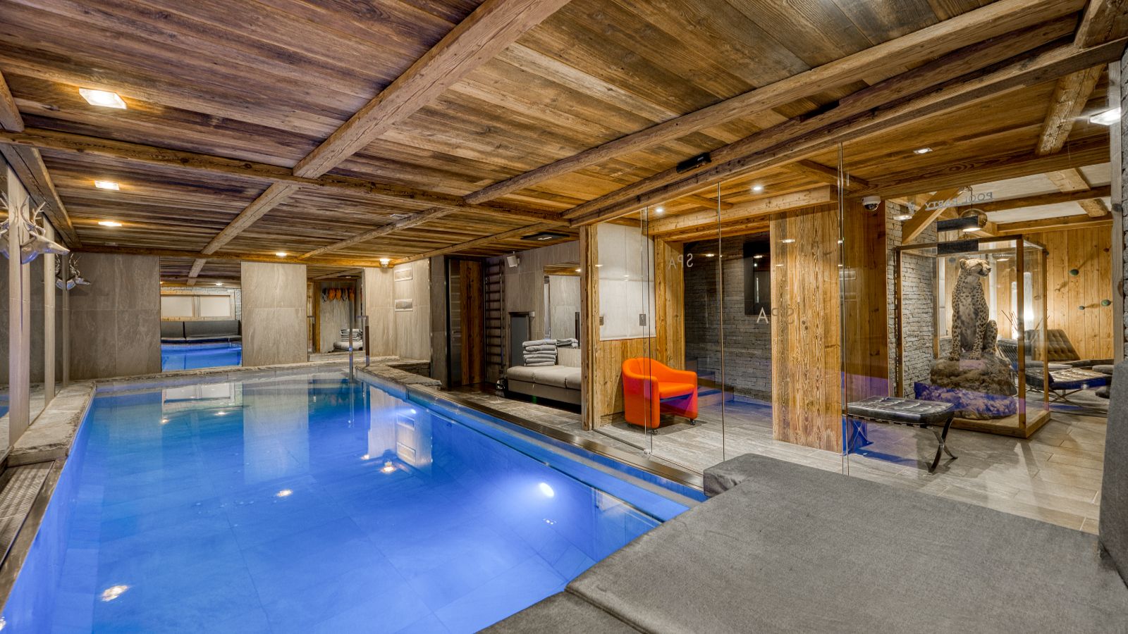 Luxury-ski-chalet du Renne oxford-sk 16- Swimming pool.jpg