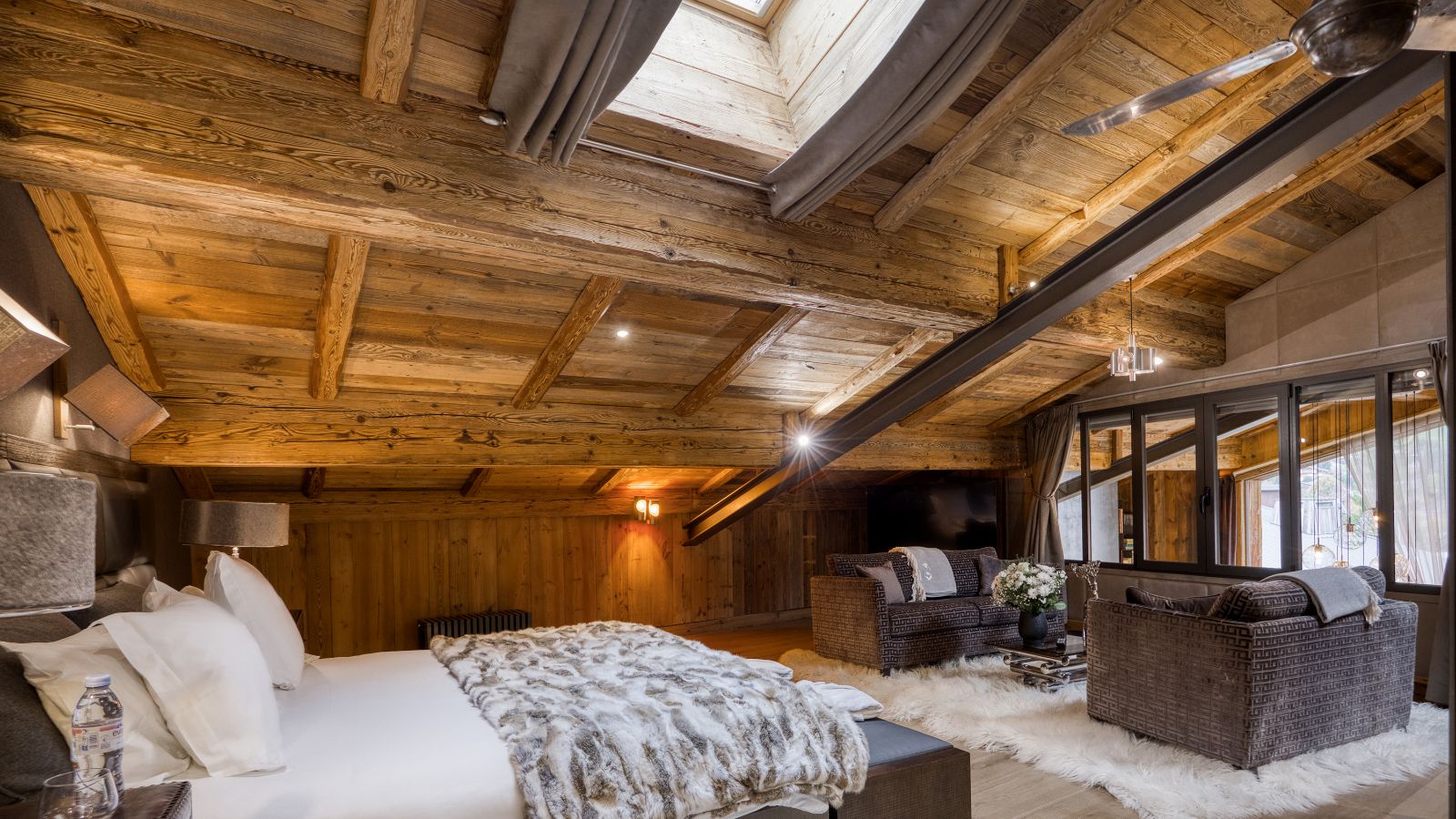 Luxury-ski-chalet du Renne oxford-sk BR1-Primary bedroom.jpg