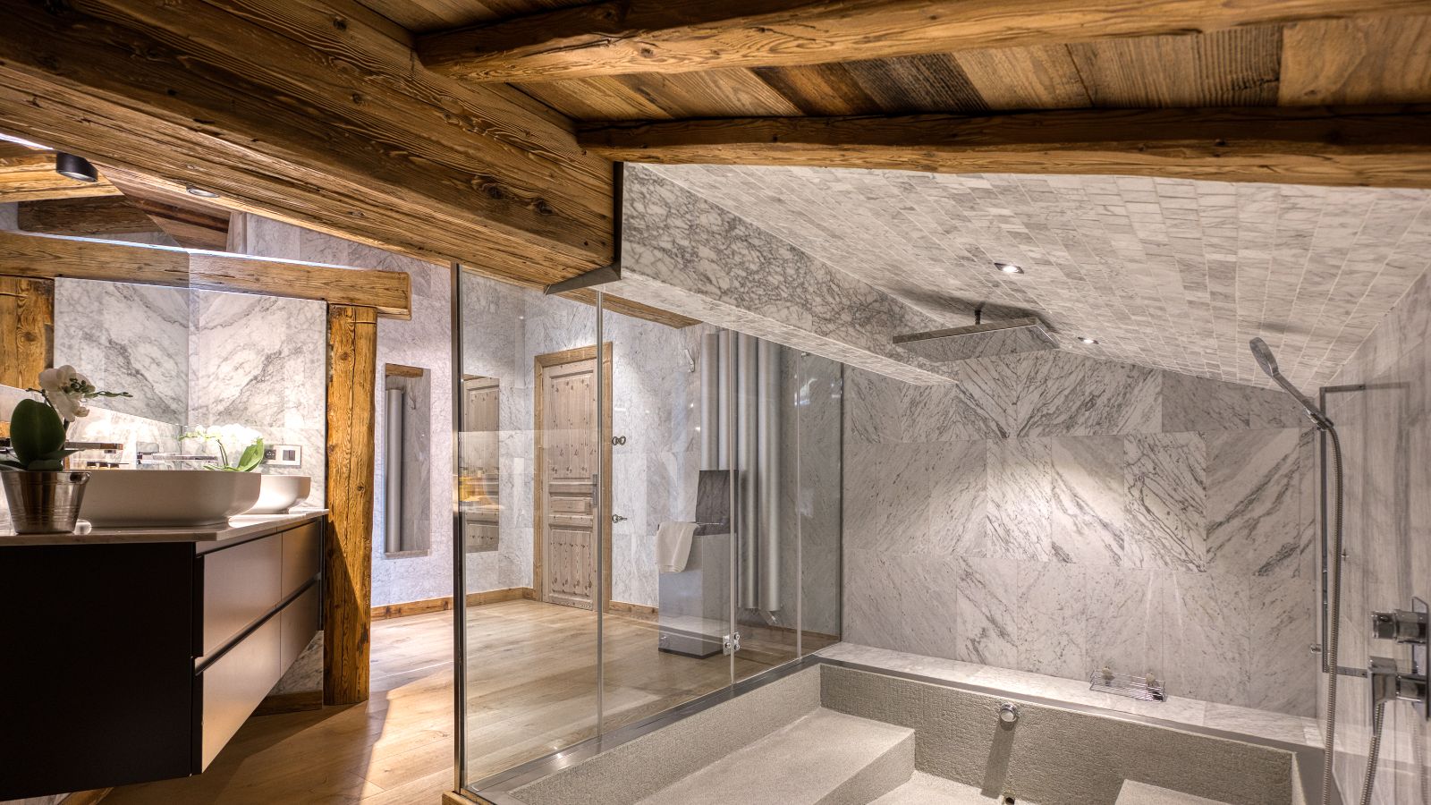 Luxury-ski-chalet du Renne oxford-sk-BR1-Primary bathroom (2).jpg