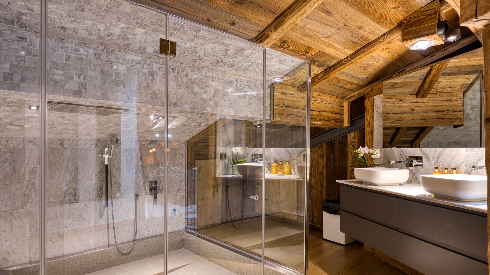 Luxury-ski-chalet du Renne oxford-sk-BR1-Primary bathroom.jpg