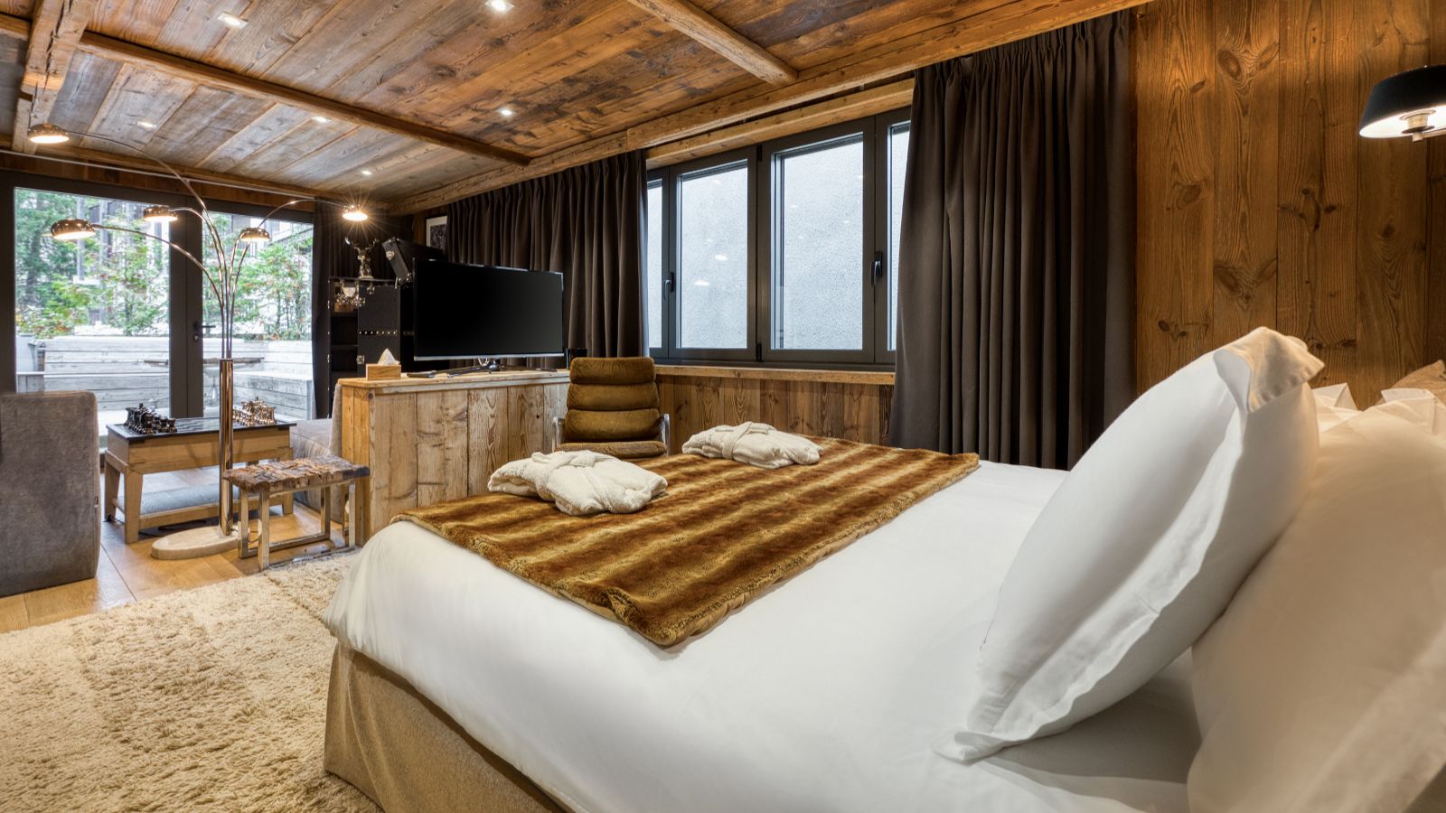 Luxury-ski-chalet du Renne oxford-sk-BR2-Guest bedroom (2).jpg