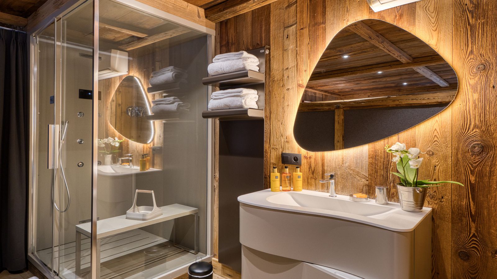 Luxury-ski-chalet du Renne oxford-sk-BR2-Guest bedroom (3).jpg