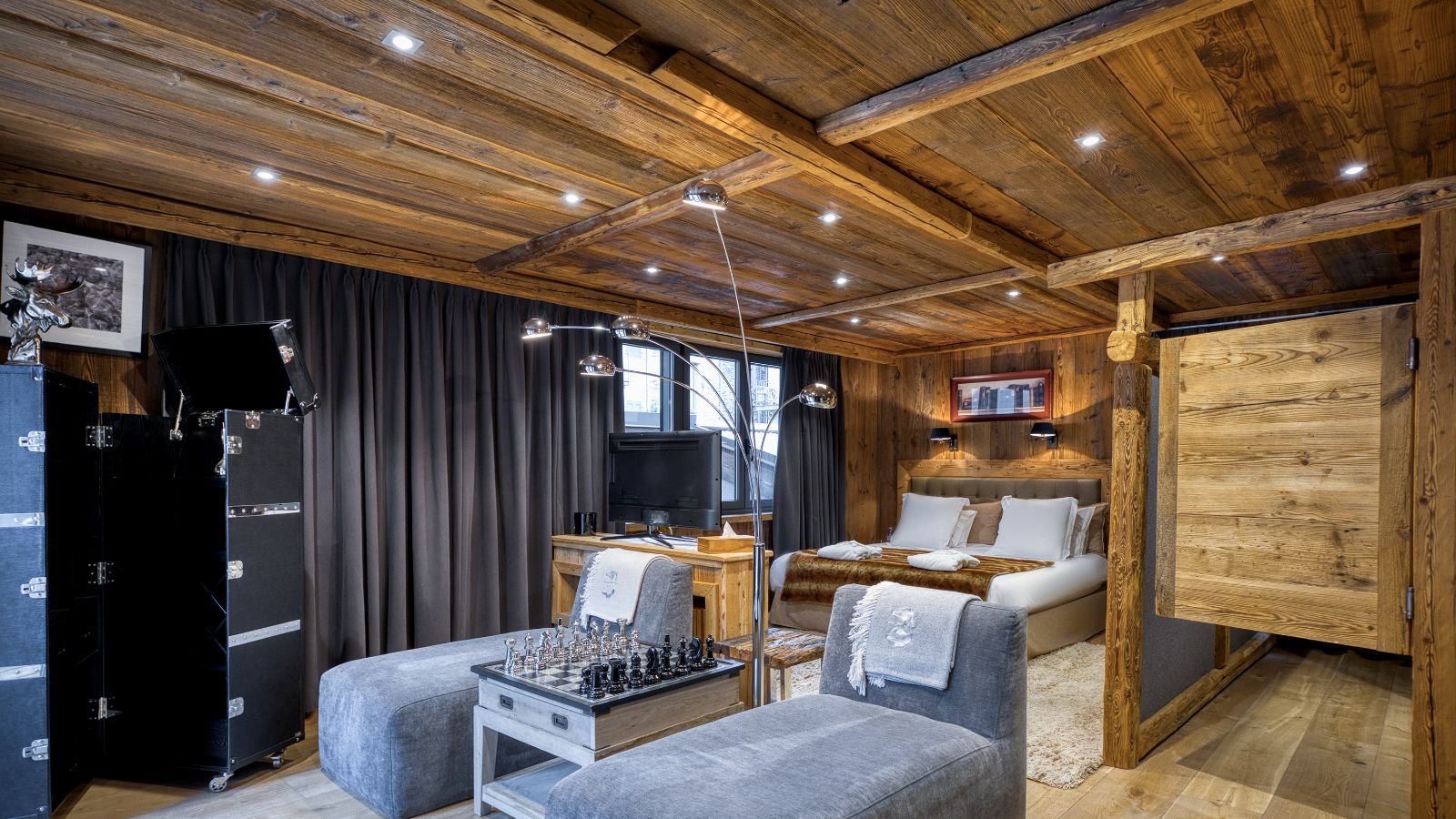 Luxury-ski-chalet du Renne oxford-sk-BR2-Guest bedroom.jpg