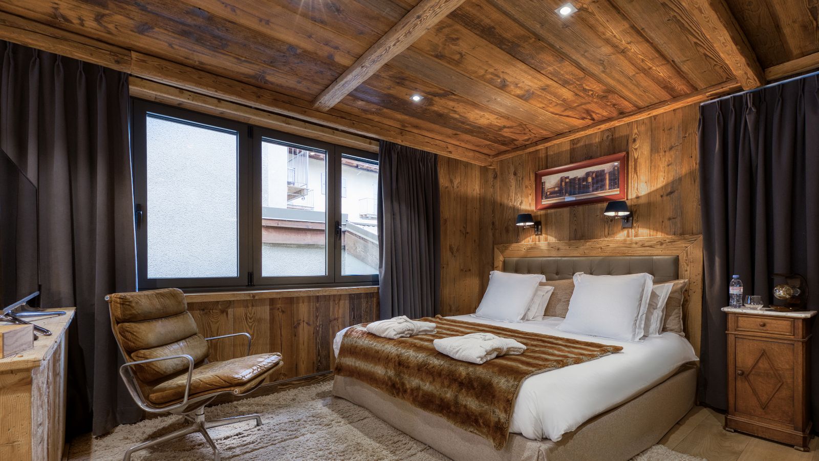 Luxury-ski-chalet du Renne oxford-sk-BR2-Guest-bedroom.jpg