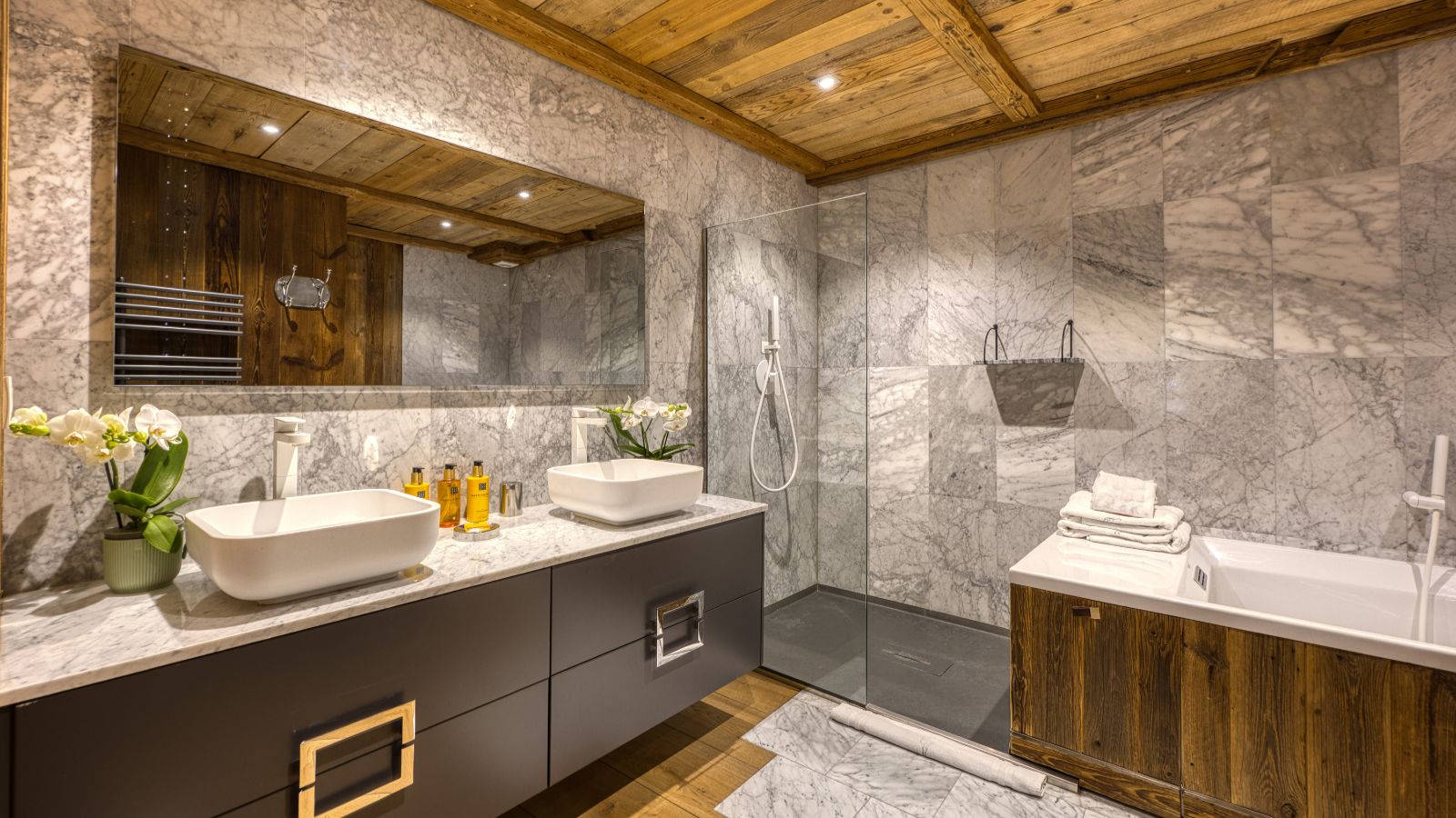 Luxury-ski-chalet du Renne oxford-sk-BR3-Guest bathroom.jpg