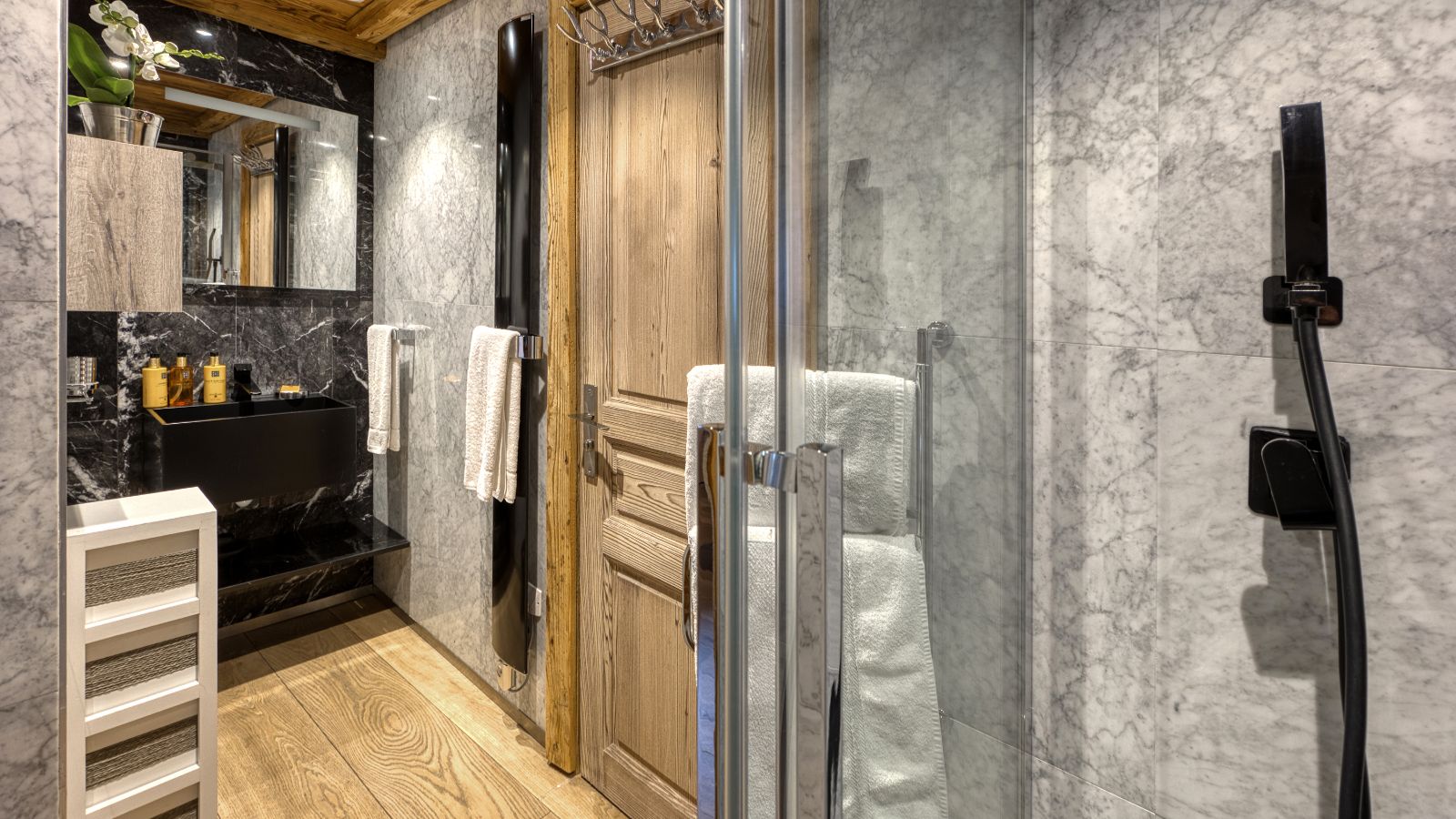 Luxury-ski-chalet du Renne oxford-sk-BR4-Guest shower room.jpg