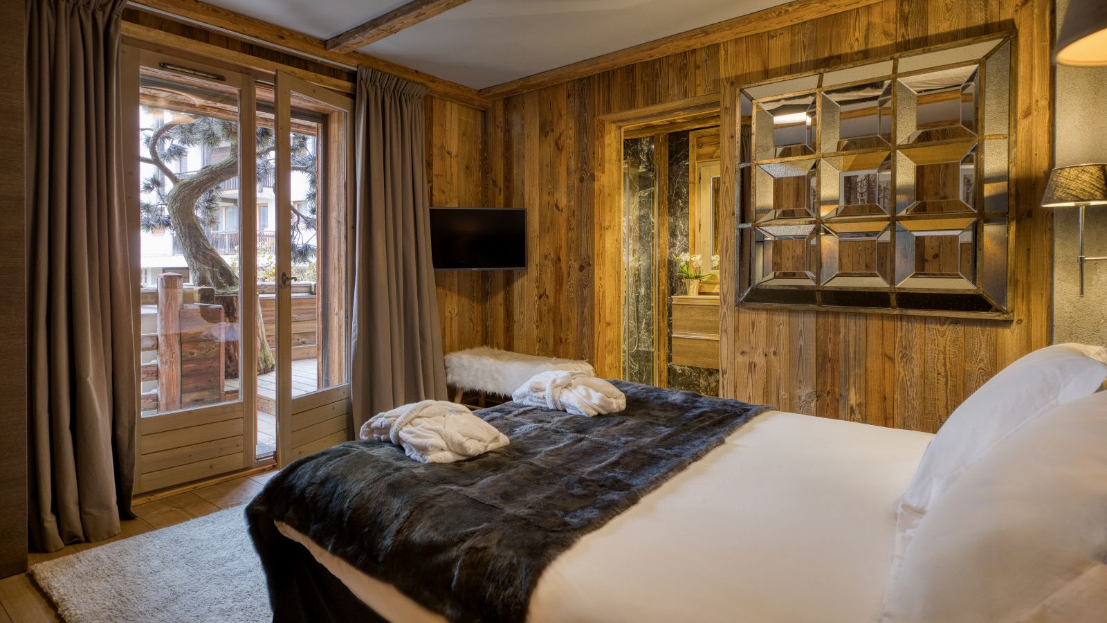 Luxury-ski-chalet du Renne oxford-sk-BR6-Guest bedroom.jpg