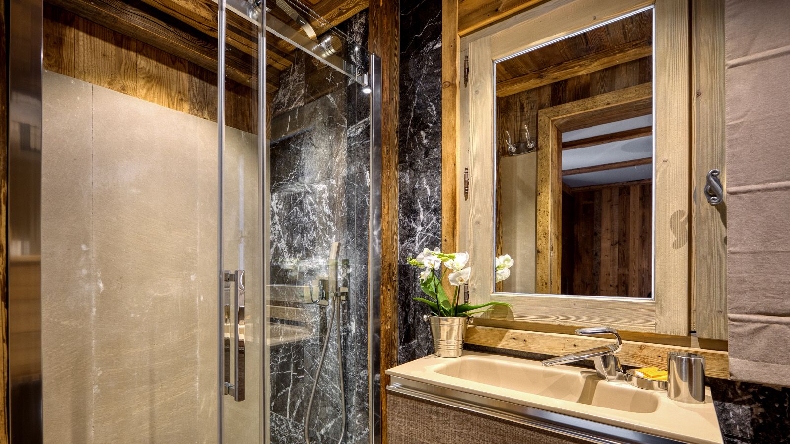 Luxury-ski-chalet du Renne oxford-sk-BR6-Guest shower room.jpg