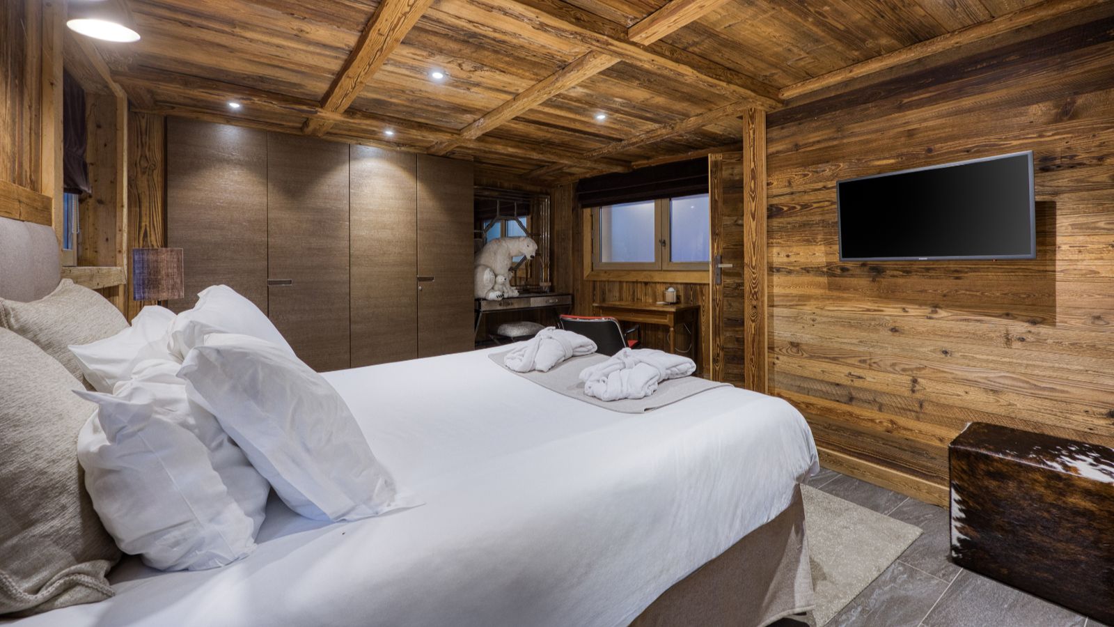 Luxury-ski-chalet du Renne oxford-sk-BR7-Guest bedroom (2).jpg