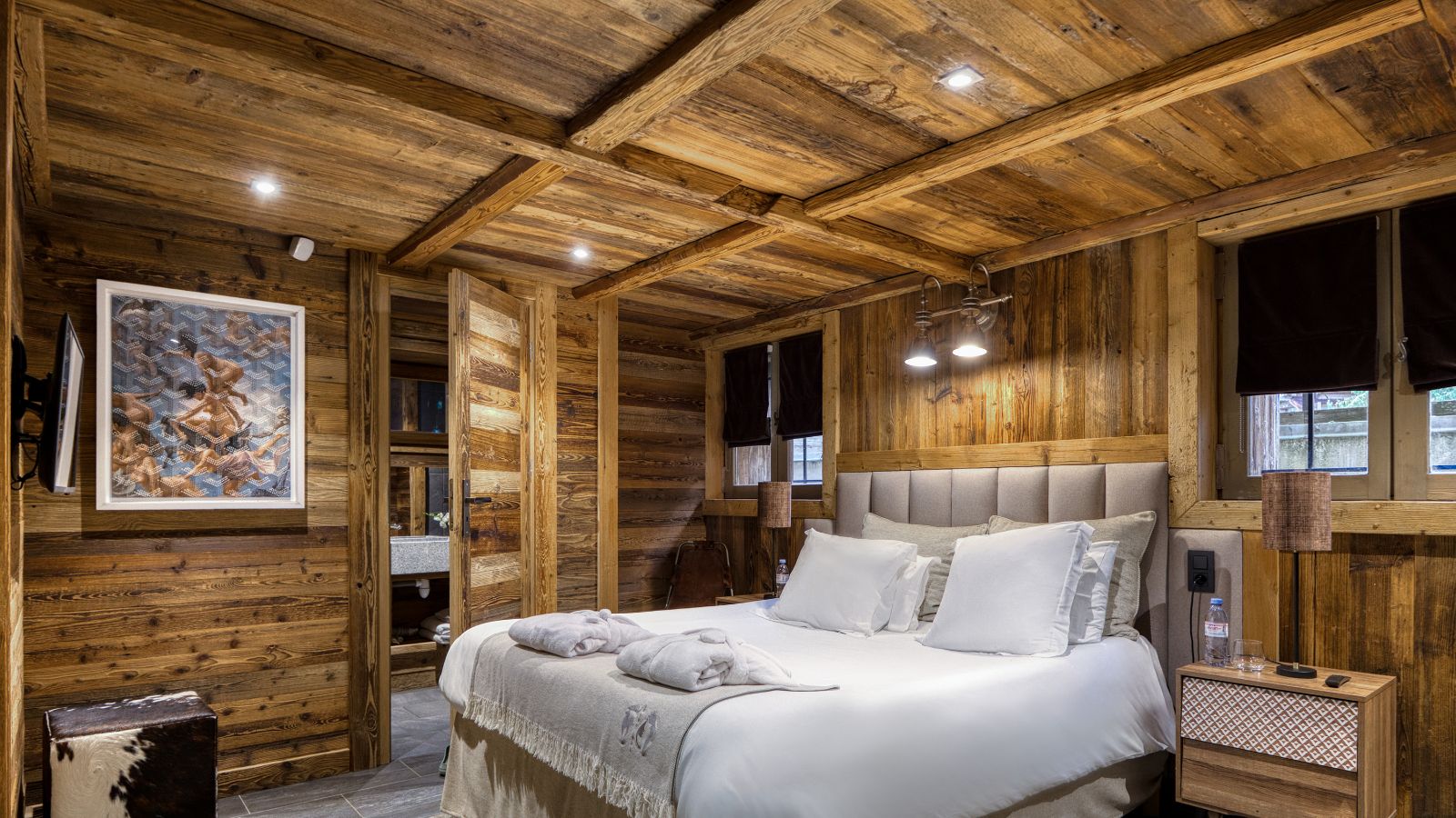 Luxury-ski-chalet du Renne oxford-sk-BR7-Guest bedroom.jpg