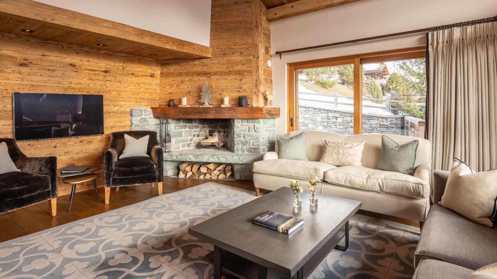 Luxury-ski-chalet-Sirocco -oxford-ski  living room (2).jpg