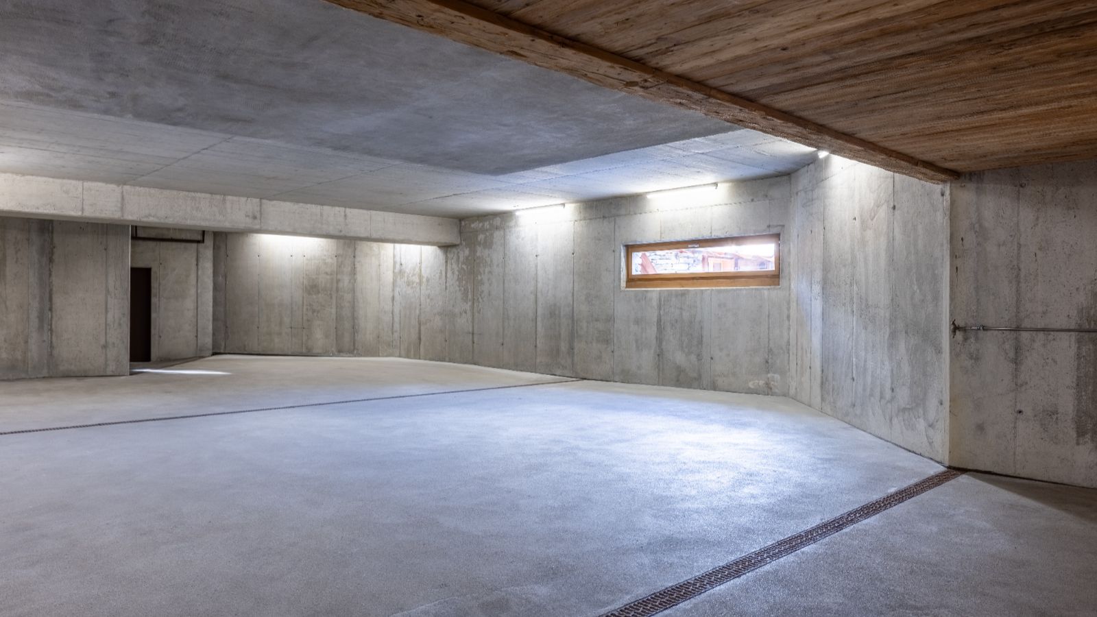 Luxury-ski-chalet-Sirocco -oxford-skiexpansive garage.jpg