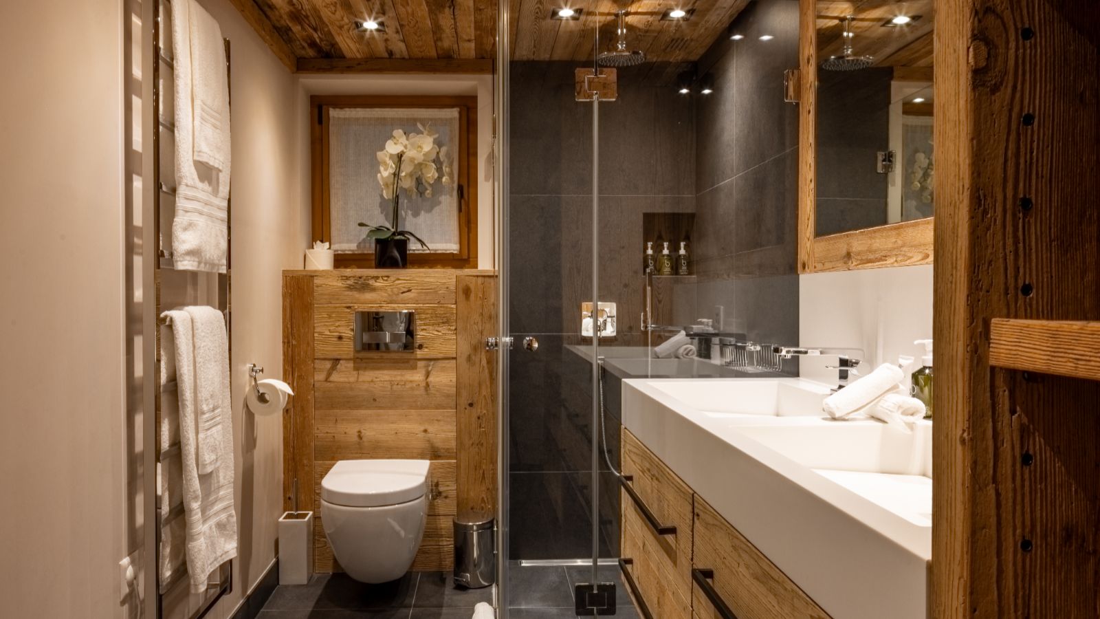 Luxury-ski-chalet-Sirocco -oxford-ski master en suite (3).jpg