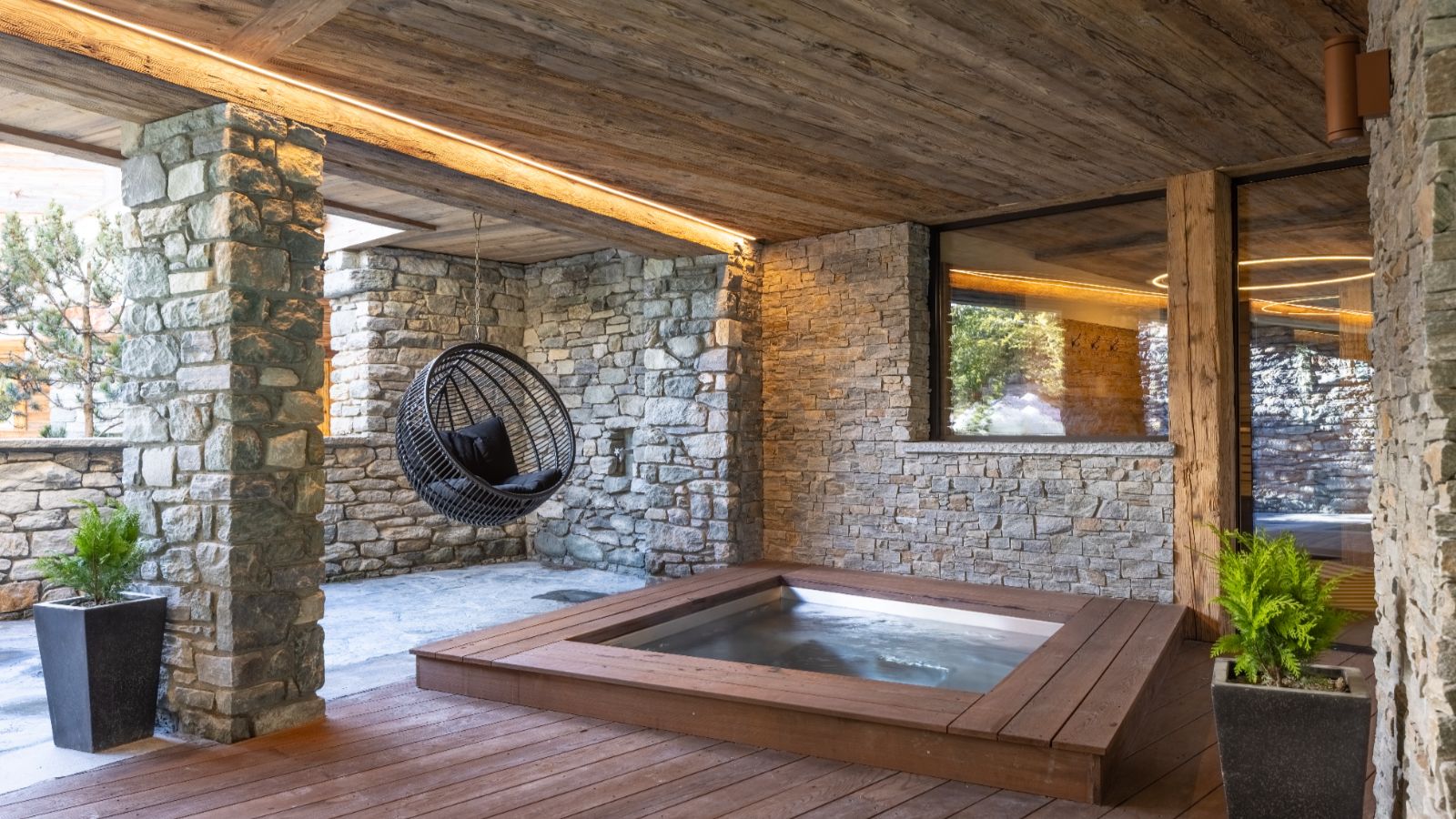 Luxury-ski-chalet-Sirocco -oxford-ski outdoor hot tub.jpg