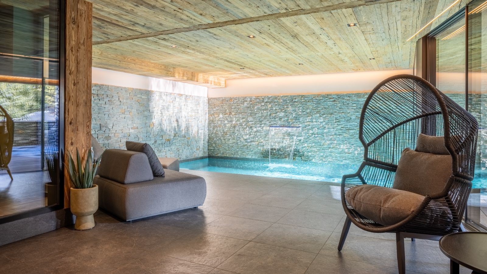 Luxury-ski-chalet-Sirocco -oxford-ski- private spa area with swimming pool.jpg