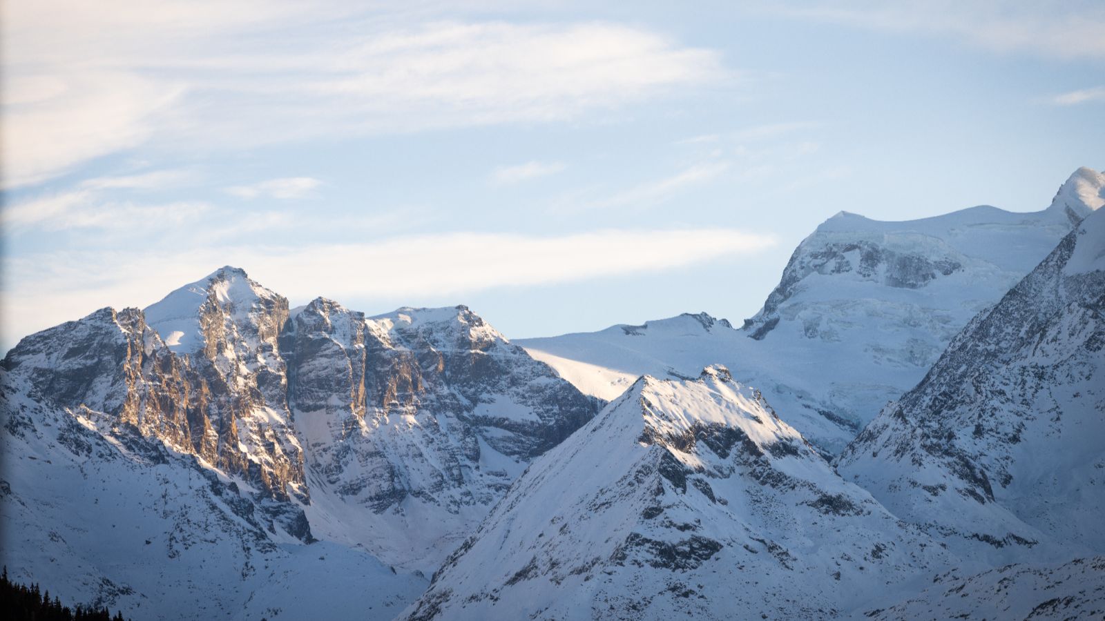 Luxury-ski-chalet-Sirocco -oxford-ski- Snowy mountains with sunlight.jpg