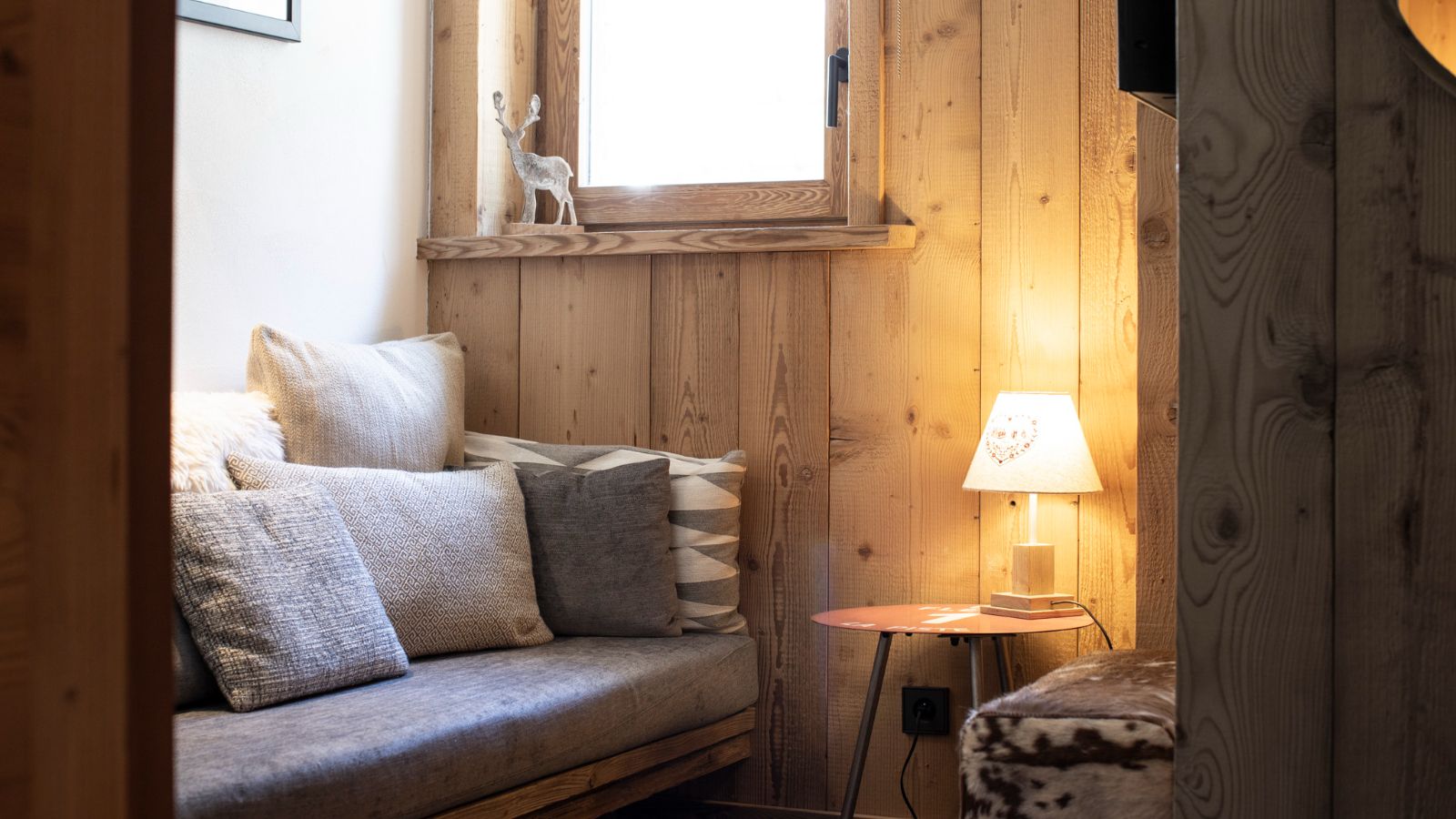 Luxury-ski-chalet- Cala Stonepine-name-oxford-ski Seating.jpg