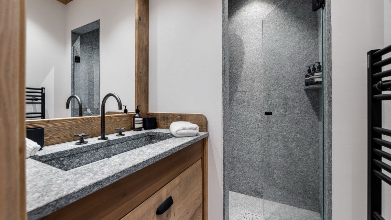 Luxury-ski-chalet- Cala Stonepine-name-oxford-ski bathroom (2).jpg