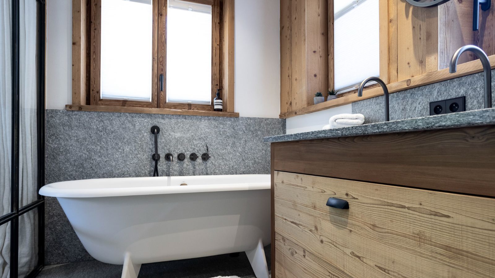 Luxury-ski-chalet- Cala Stonepine-name-oxford-ski Bathroom.jpg