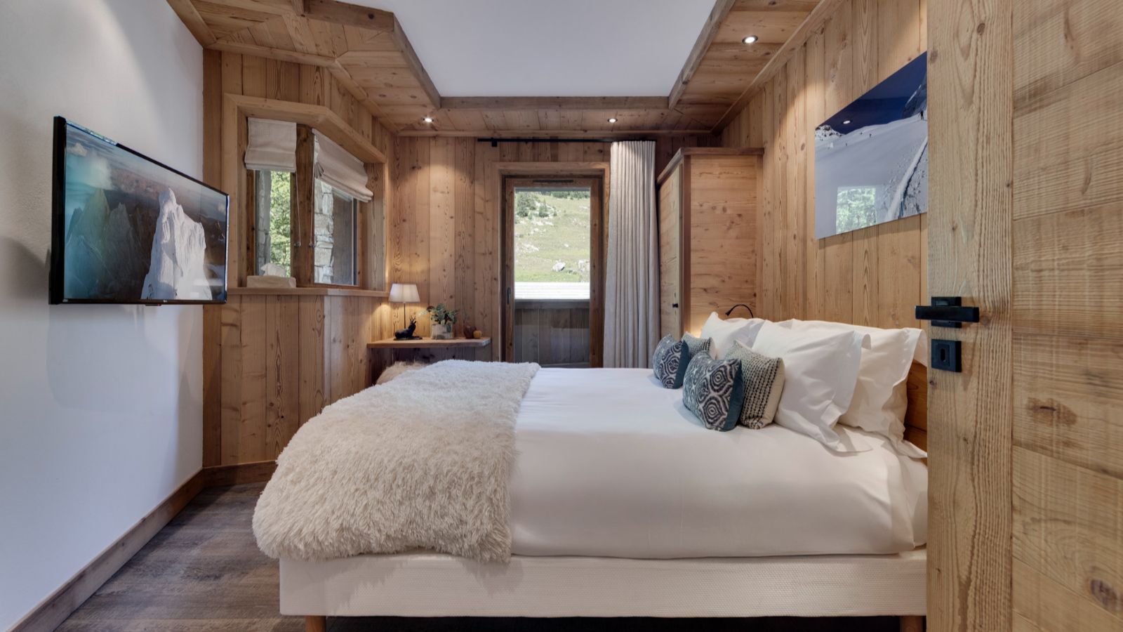 Luxury-ski-chalet- Cala Stonepine-name-oxford-ski Bedroom 1.jpg