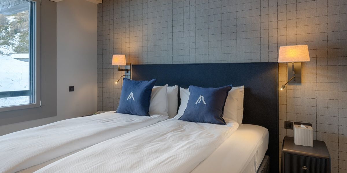 Luxury-Ski-Chalet-Zermatt-Dufourspitz-Lodge-Oxford-Ski-Bedroom (4).jpg