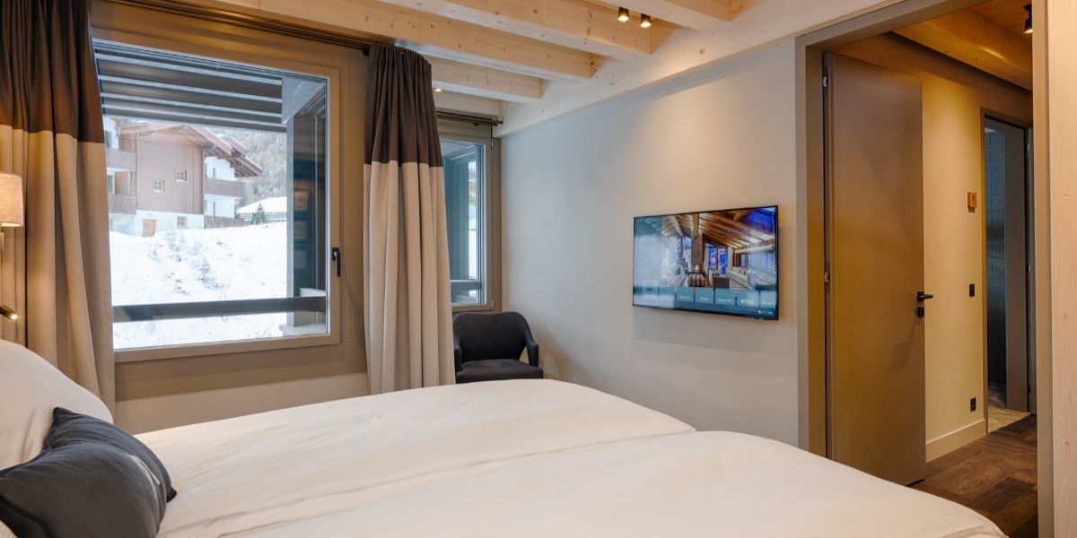 Luxury-Ski-Chalet-Zermatt-Dufourspitz-Lodge-Oxford-Ski-Bedroom (9).jpg