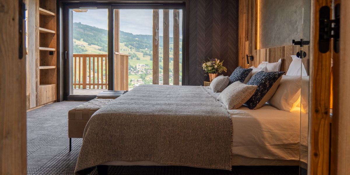 Luxury-Ski-Chalet-Megeve-Le-Loft-Alpin-Oxford-Ski-Bedroom (2).jpg