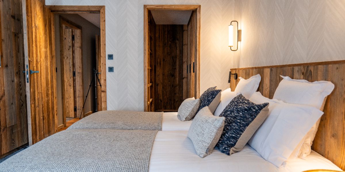 Luxury-Ski-Chalet-Megeve-Le-Refuge-Alpin-Oxford-Ski-Bedroom (6).jpg