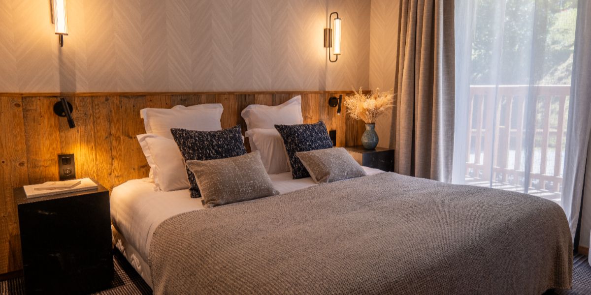 Luxury-Ski-Chalet-Megeve-Le-Refuge-Alpin-Oxford-Ski-Bedroom (7).jpg