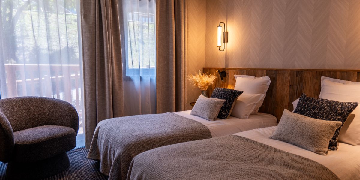 Luxury-Ski-Chalet-Megeve-Le-Refuge-Alpin-Oxford-Ski-Bedroom (8).jpg