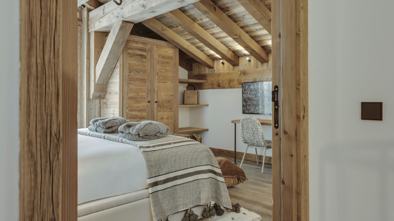 Luxury-ski-chalet-Cala Slopeside -oxford-ski Bedroom.jpg
