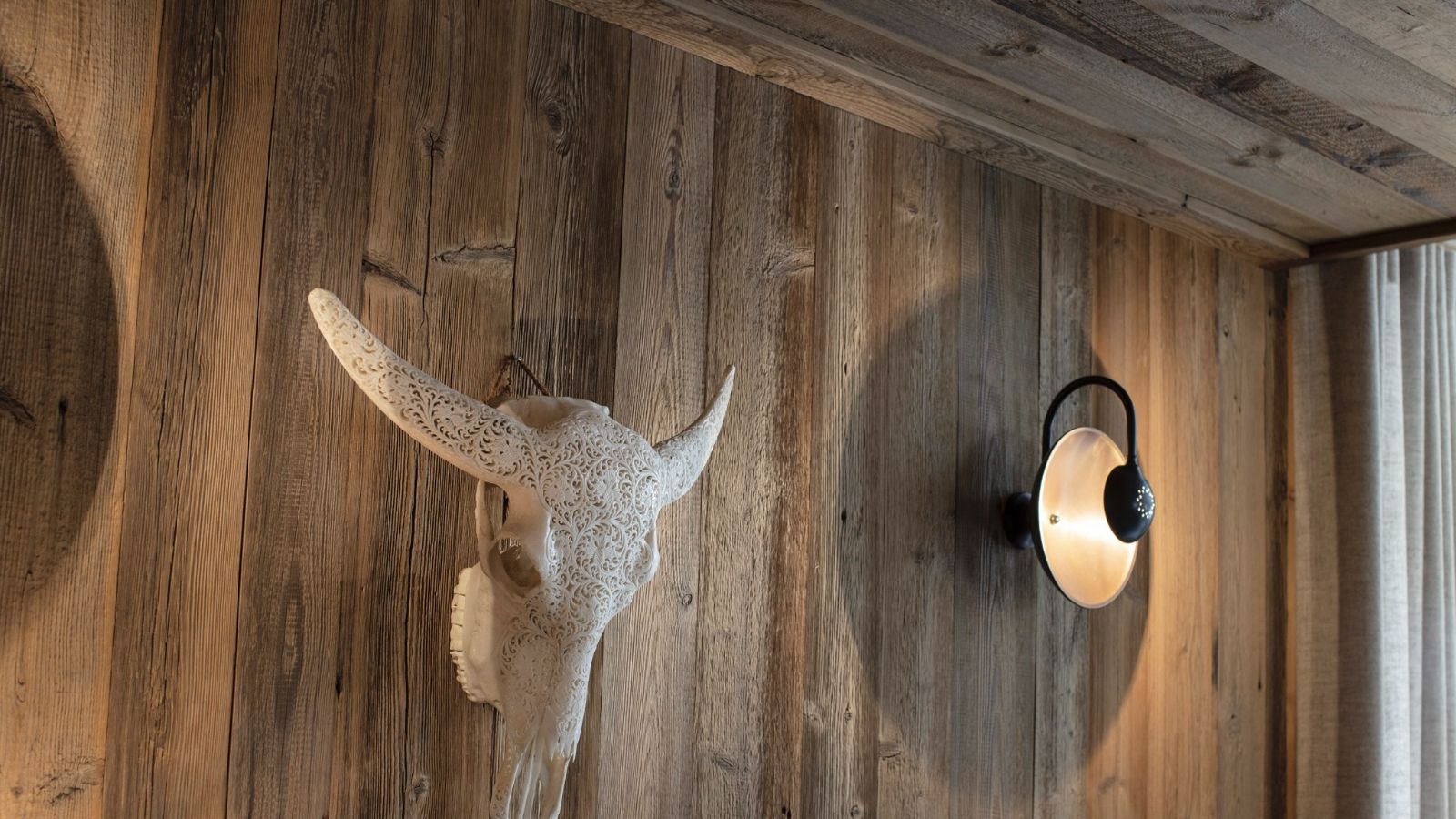 Luxury-ski-chalet-Cala Slopeside -oxford-ski Decor.jpg