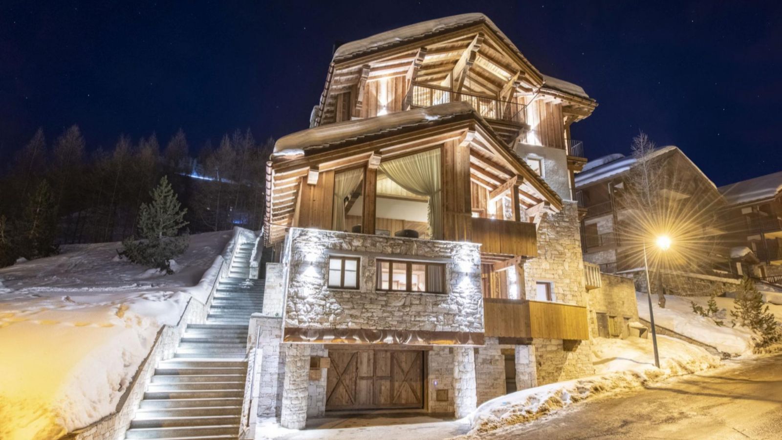 Luxury-ski-chalet-Cala Slopeside -oxford-ski - Chalet outside.jpg