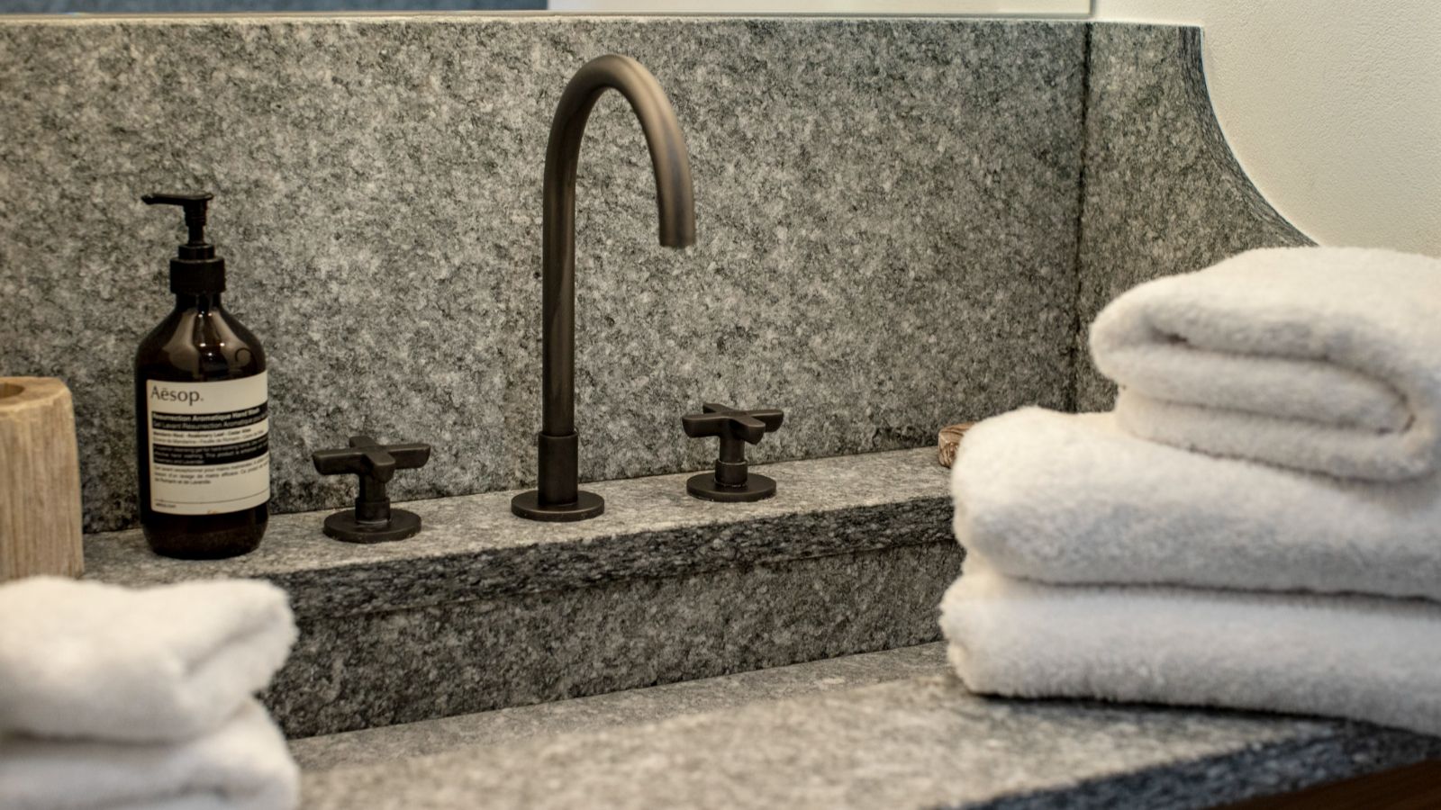 Luxury-ski-chalet-Cala Slopeside -oxford-ski bathroom (3).jpg